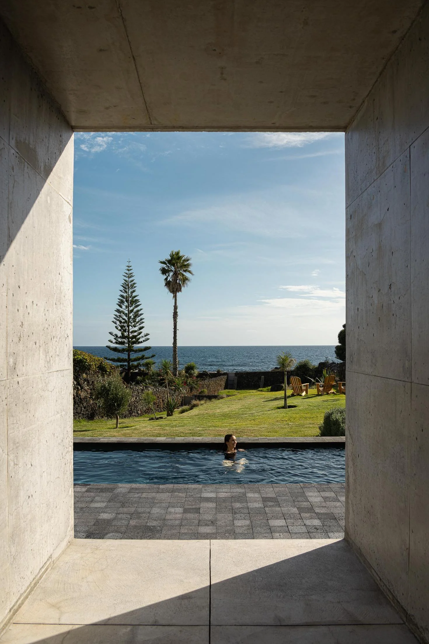 Exterior: Piscina com vista para o jardim e mar. Arquitetura em betão em primeiro plano. — Casa da Rocha Quebrada arquitetura SO Arquitetura & Design em São Miguel