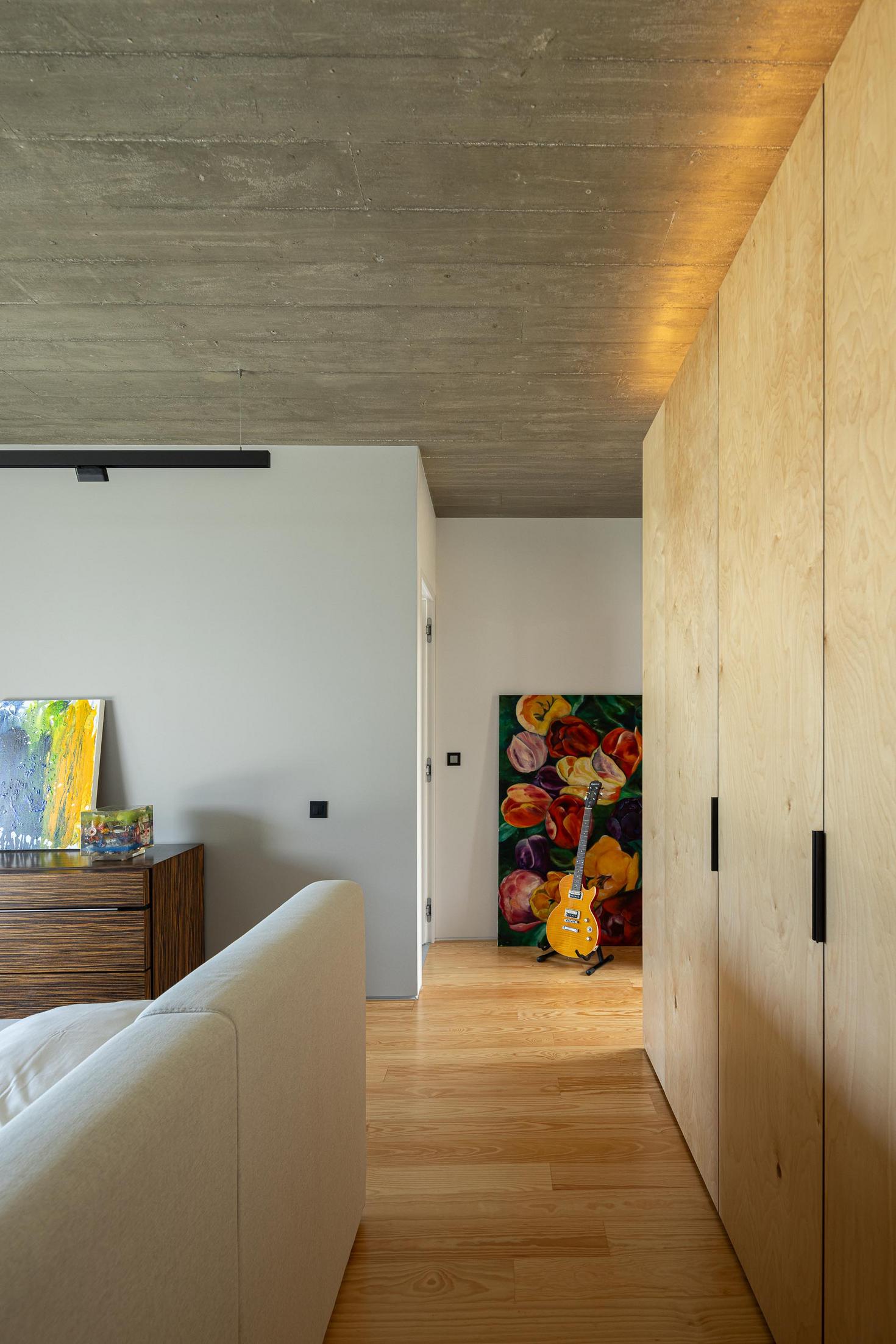 Quarto: Roupeiro em contraplacado, pavimento em madeira e pintura de tulipas. — Casa CR arquitetura SO Arquitetura & Design em São Miguel