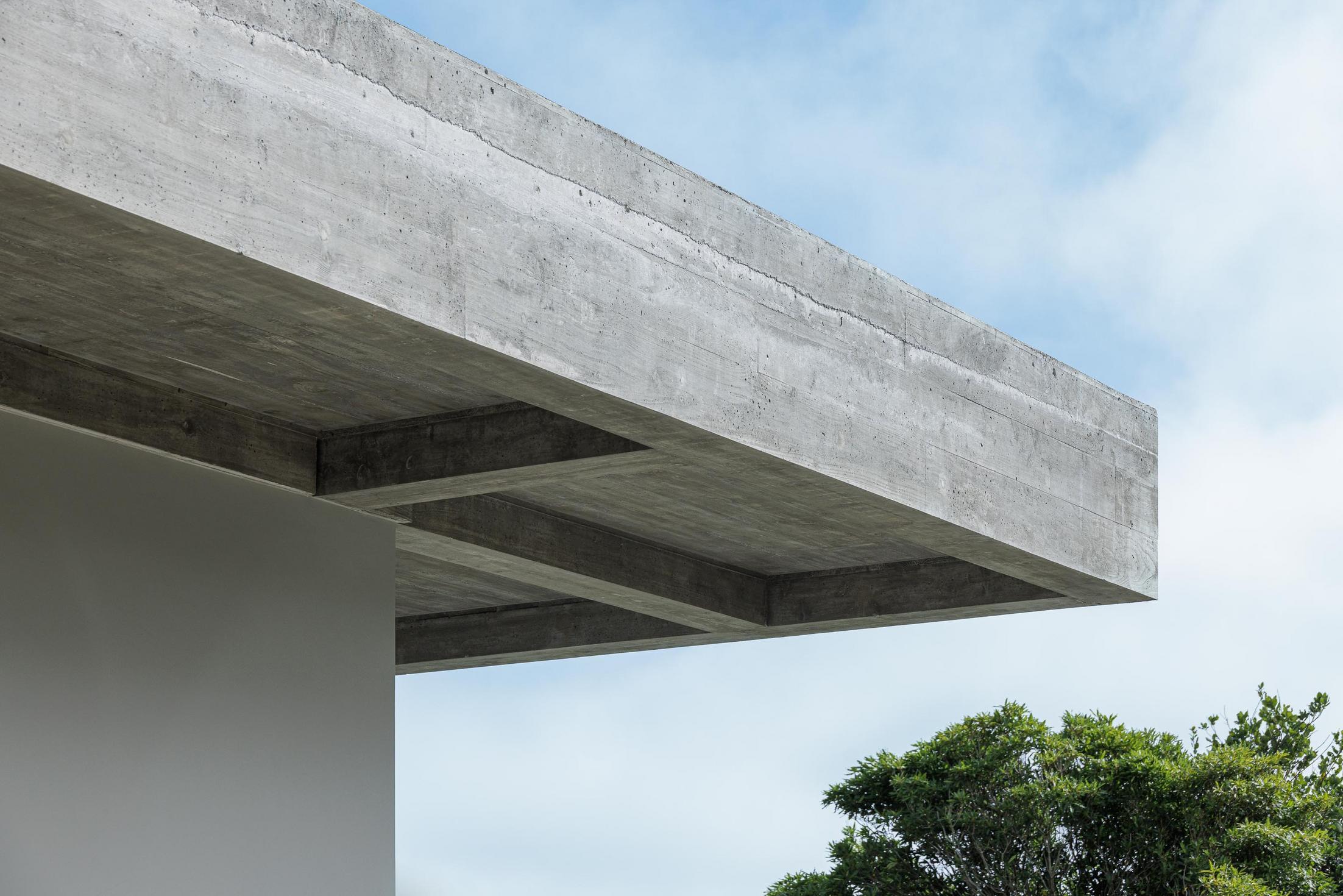 Detalhe: Teto em betão aparente com vigas. — Casa CR arquitetura SO Arquitetura & Design em São Miguel