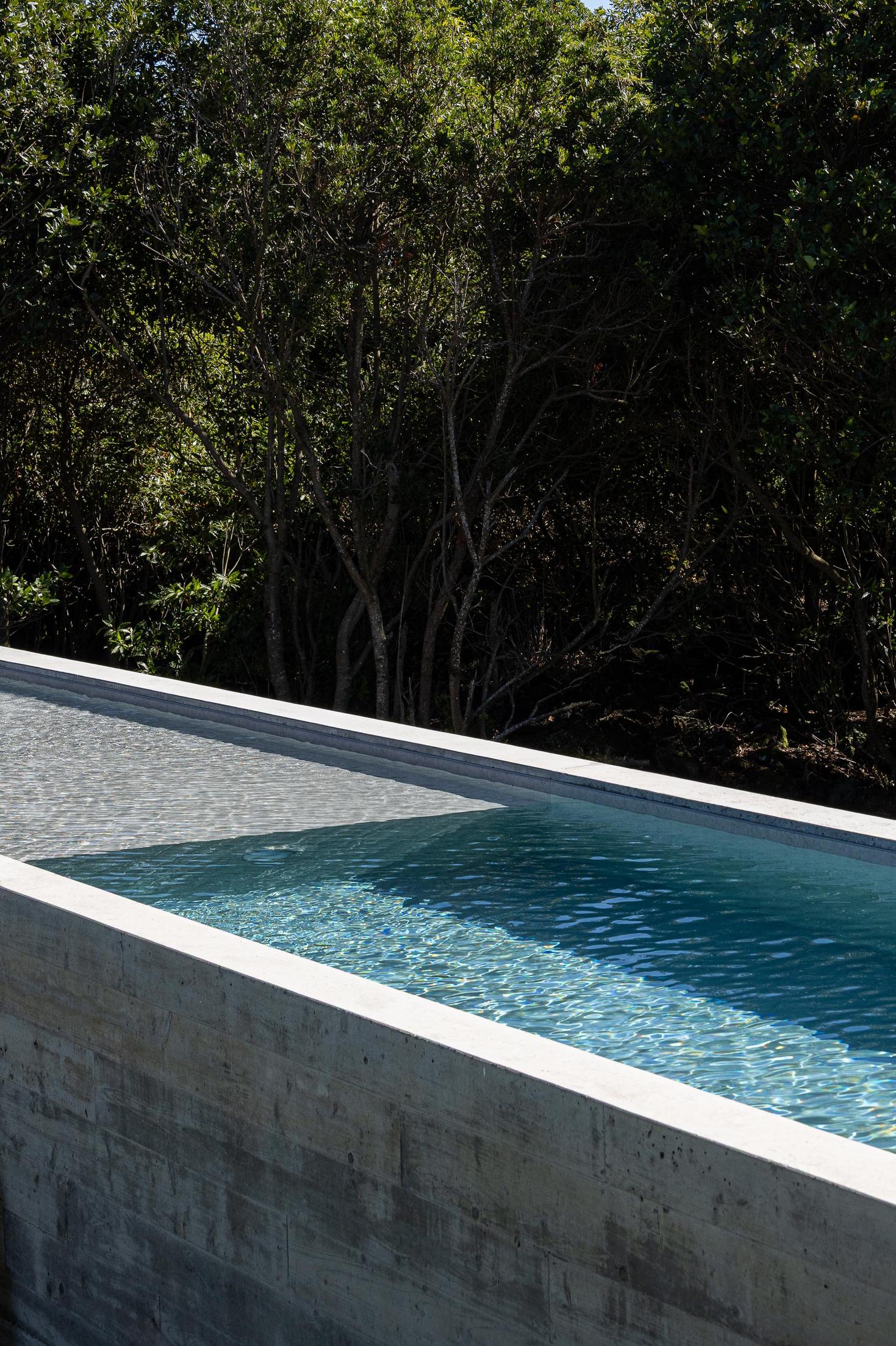 Exterior: Detalhe da piscina com borda em betão. — Casa CR arquitetura SO Arquitetura & Design em São Miguel