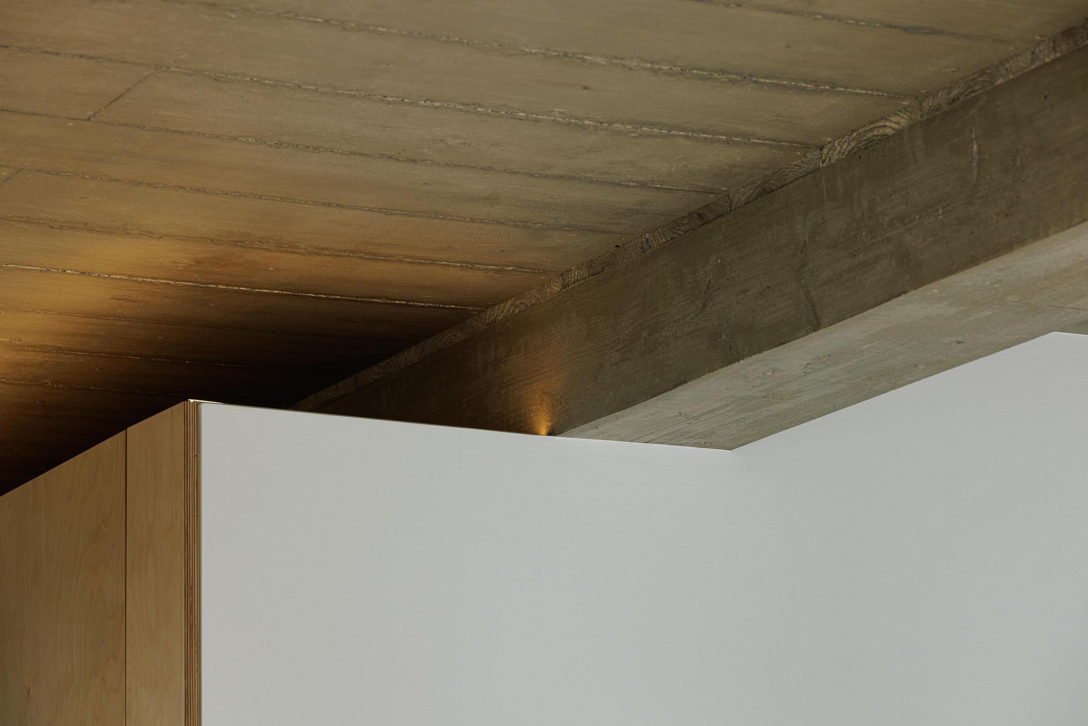 Detalhe: Teto em betão aparente e iluminação indireta. — Casa CR arquitetura SO Arquitetura & Design em São Miguel