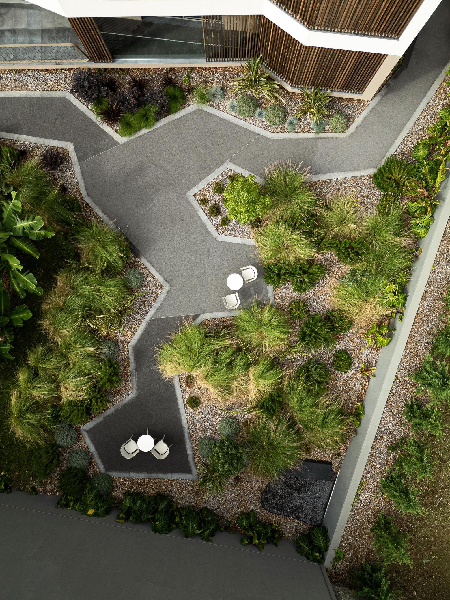 Jardim: Perspectiva aérea do jardim interior com caminhos sinuosos e vegetação variada. — ERNESTO DO CANTO - condomínio arquitetura BOX arquitectos em Ponta Delgada