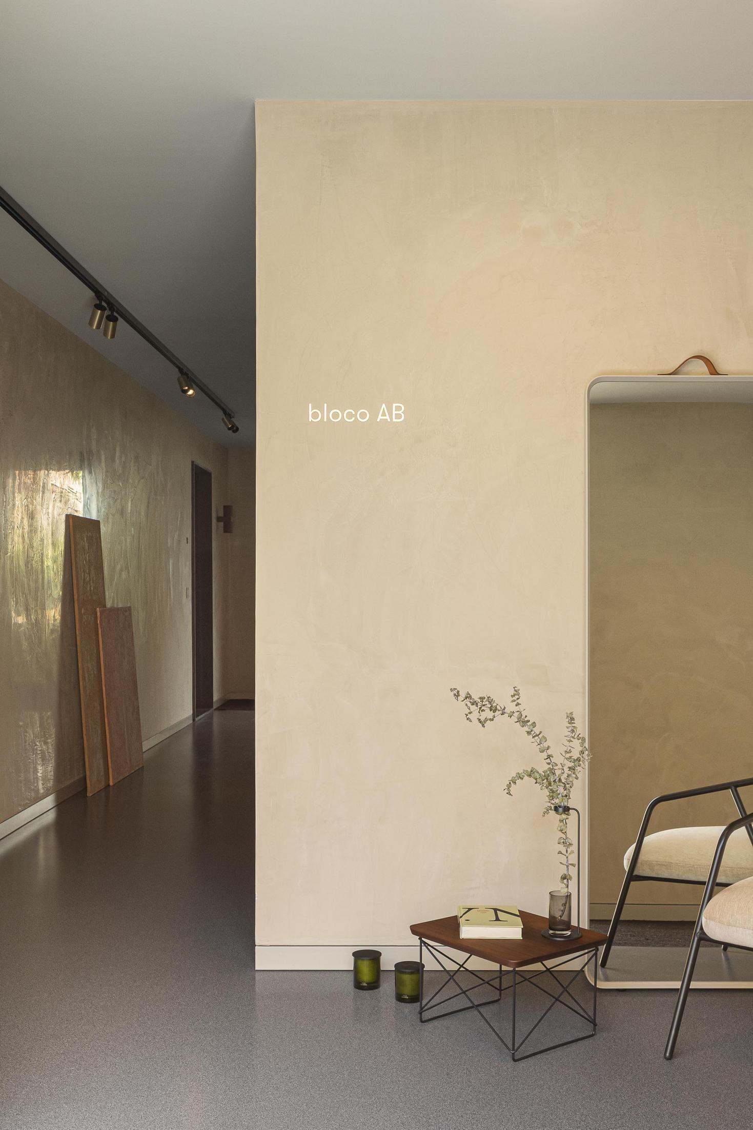 Corredor: Espaço interior com espelho, mesa de apoio e pavimento escuro. — ERNESTO DO CANTO - condomínio arquitetura BOX arquitectos em Ponta Delgada