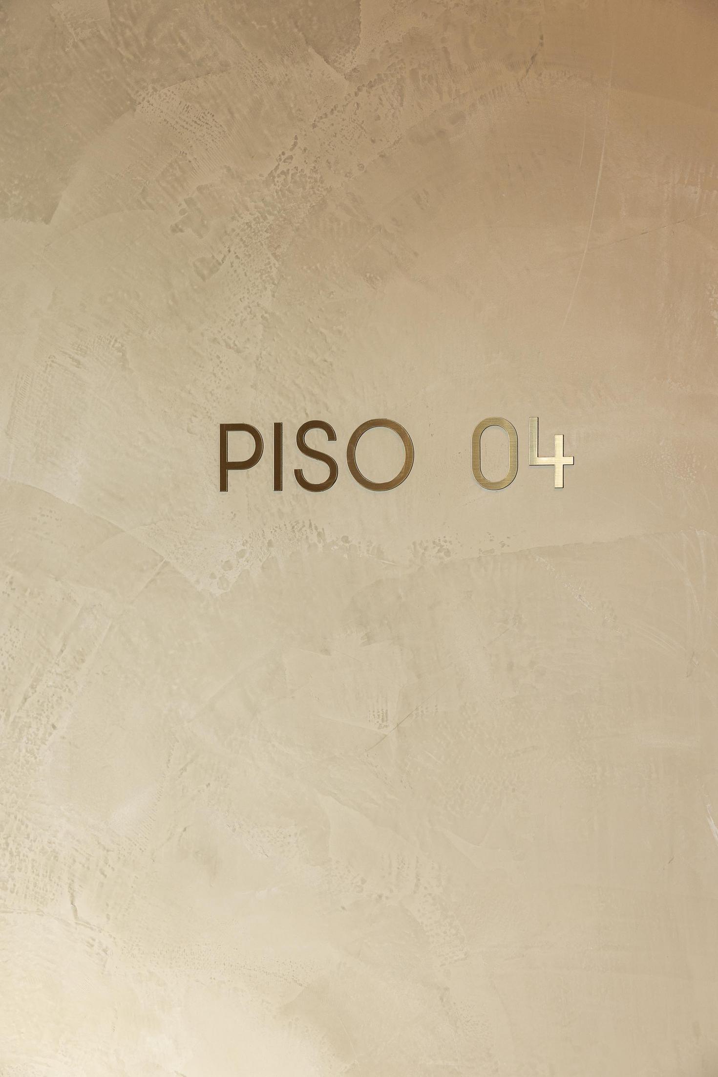 Hall de entrada: Detalhe da parede com a indicação "Piso 04". — ERNESTO DO CANTO - condomínio arquitetura BOX arquitectos em Ponta Delgada