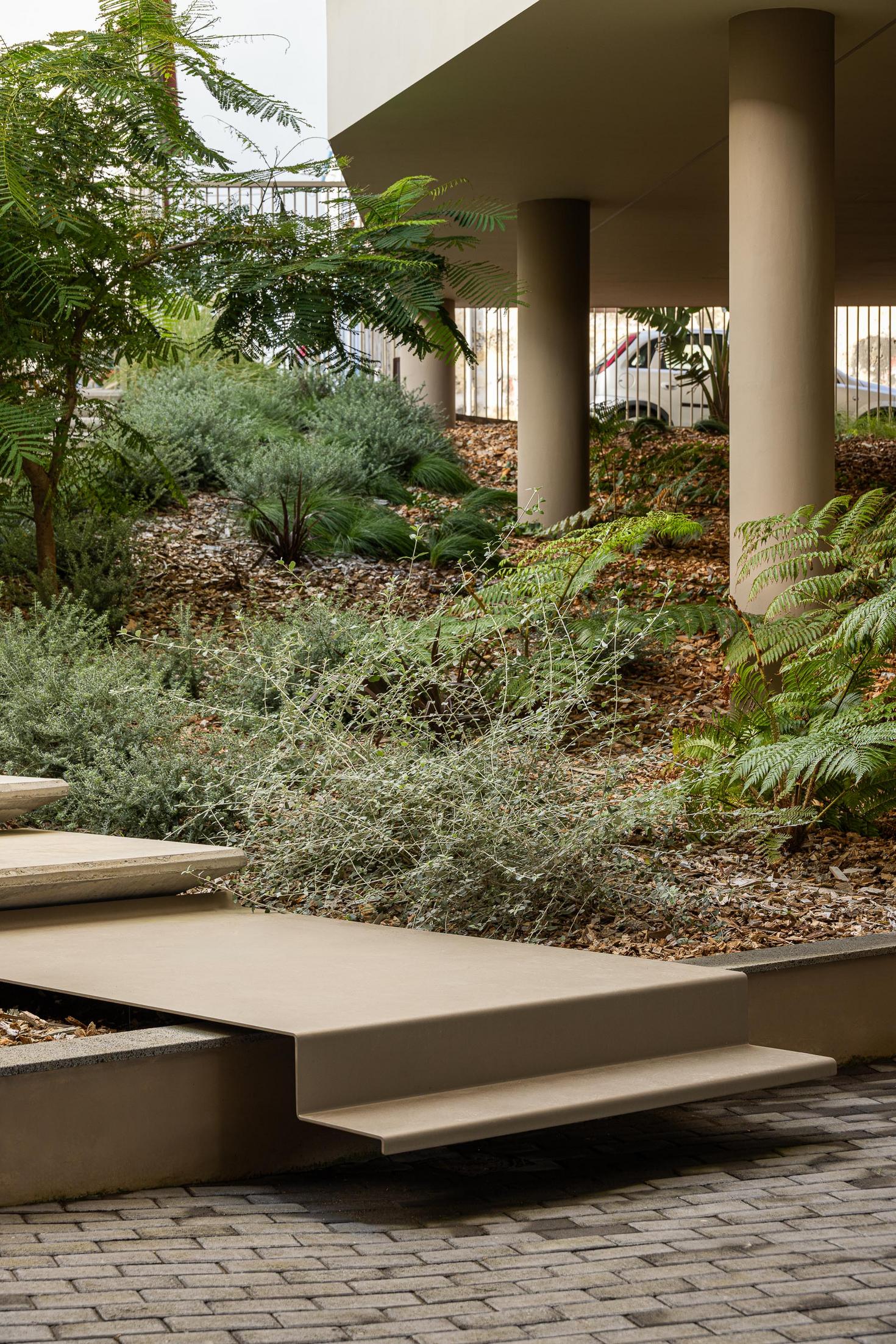 Jardim: Detalhe das escadas de acesso ao jardim, com vegetação e pavimento em calçada. — ERNESTO DO CANTO - condomínio arquitetura BOX arquitectos em Ponta Delgada