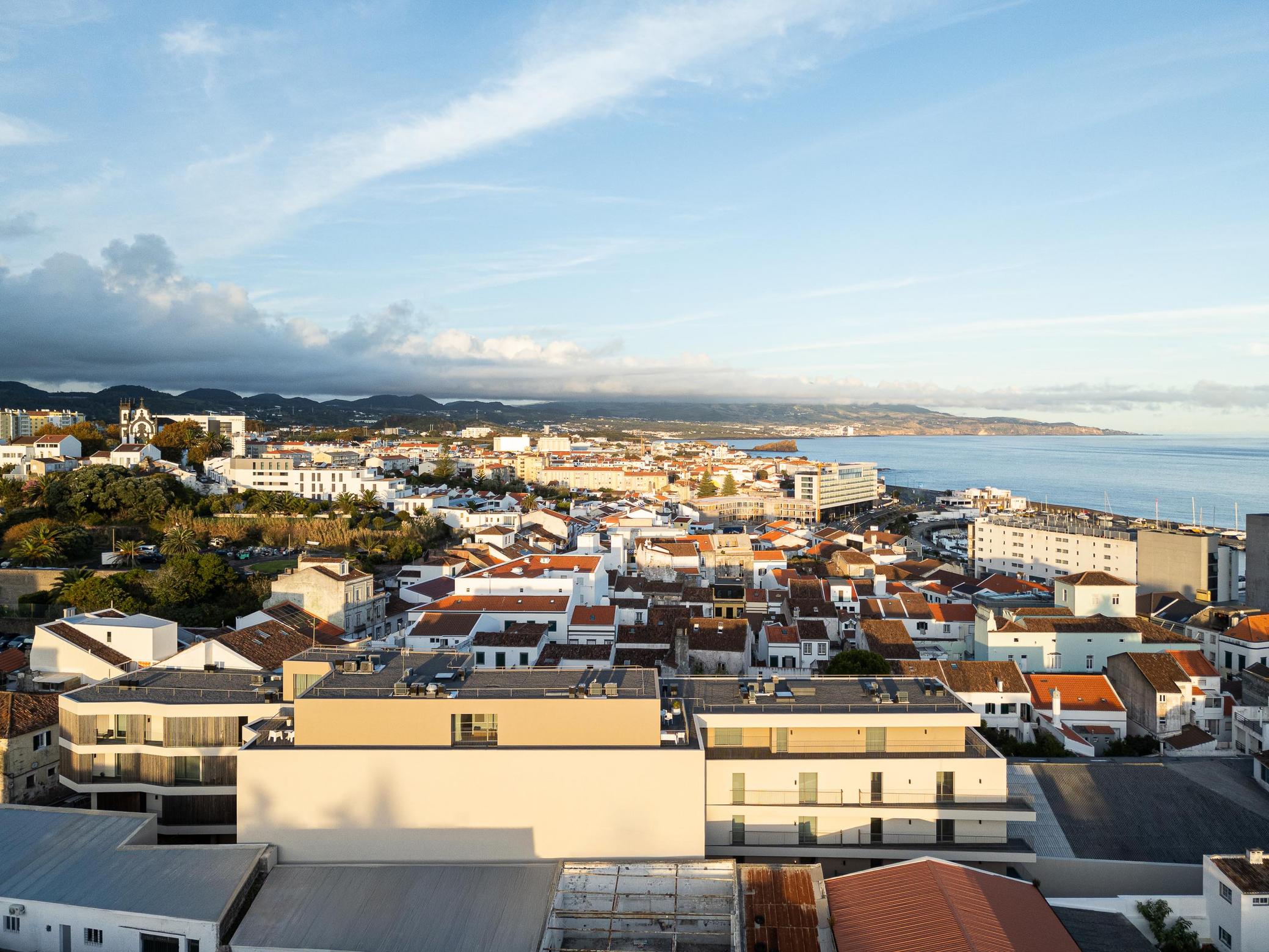 Vista da cidade: Panorâmica de Ponta Delgada, com o condomínio em primeiro plano. — ERNESTO DO CANTO - condomínio arquitetura BOX arquitectos em Ponta Delgada