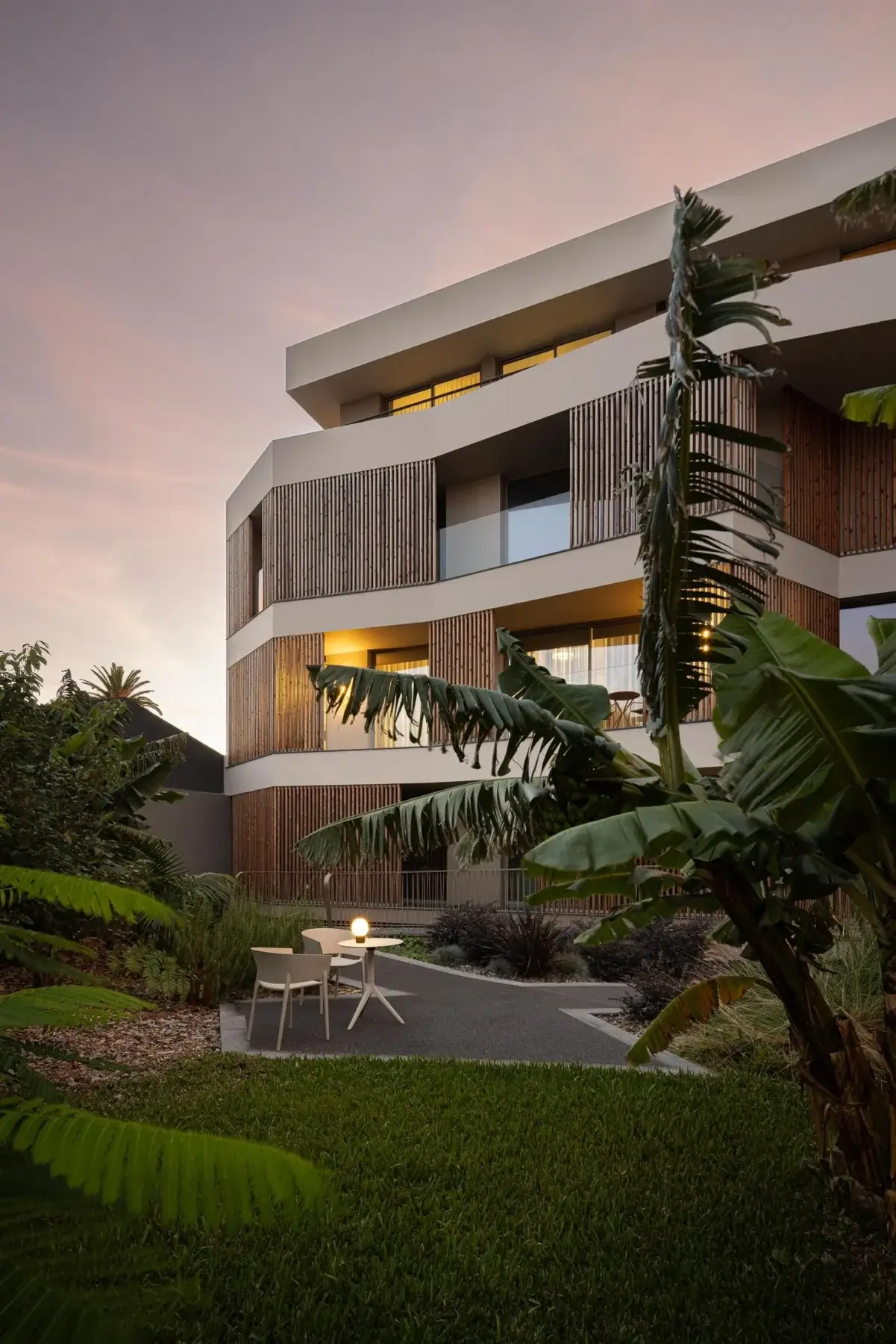 Edificio Ernesto do Canto arquitetura Box arquitectos e fotografia Ivo Tavares