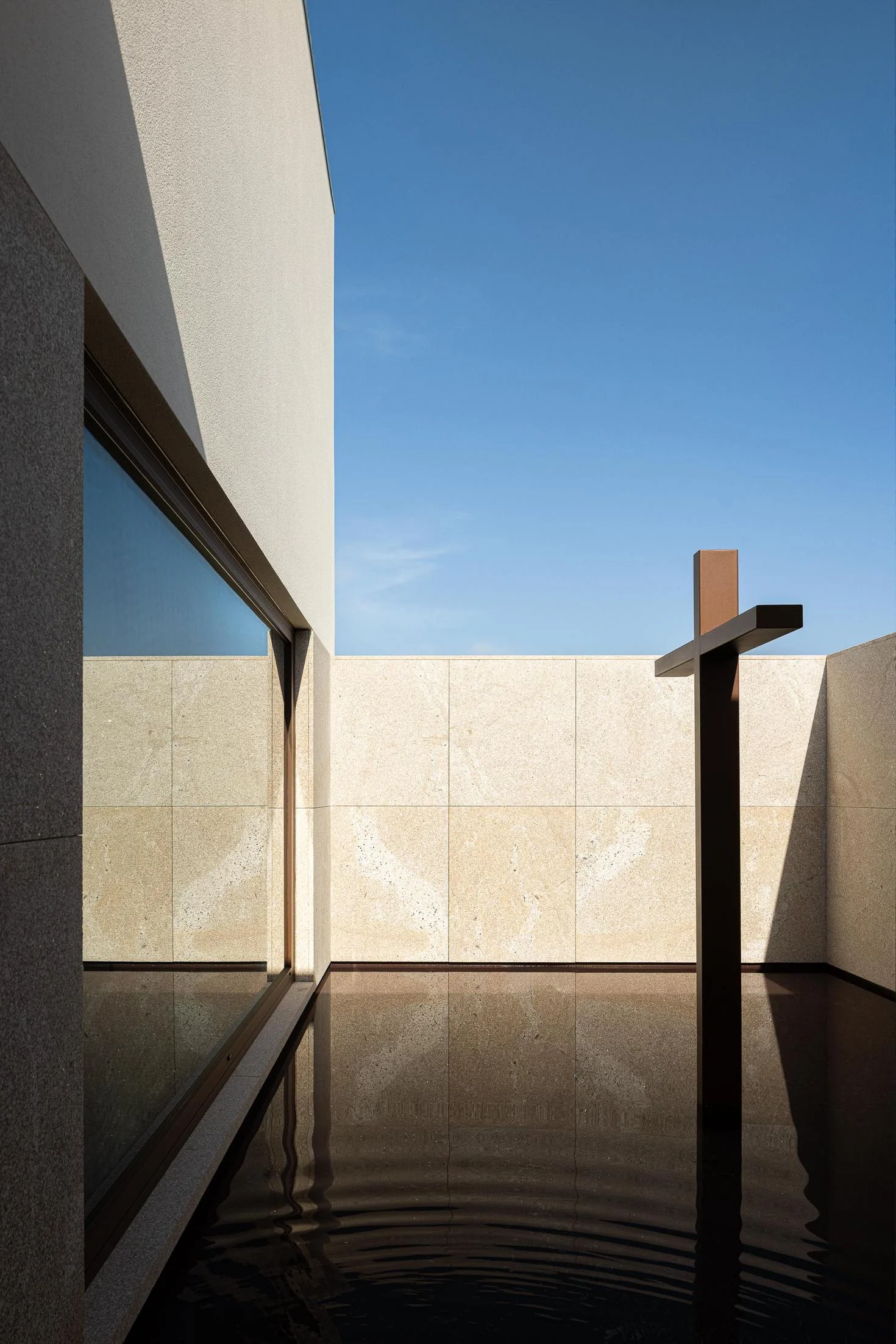 Casa Mortu&aacute;ria S&atilde;o Martinho do Campo com arquitetura Multiprojectus e fotografia Ivo Tavares