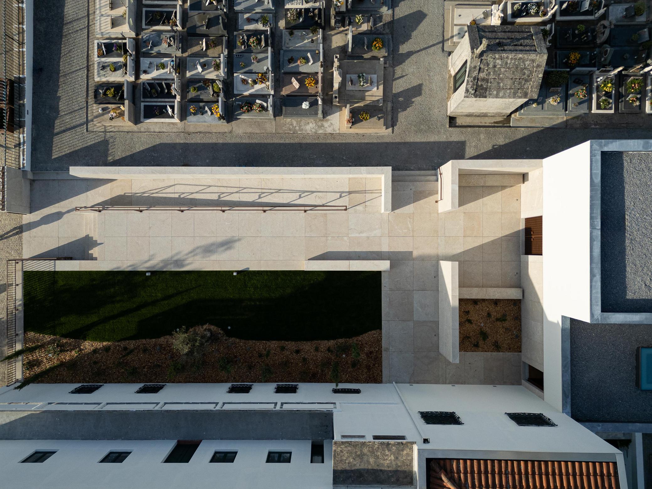 Exterior: Vista de cima da casa mortuária, com pátios ajardinados e integração no cemitério. — Casa Mortuária São Martinho do Campo arquitetura Multiprojectus em Santo Tirso