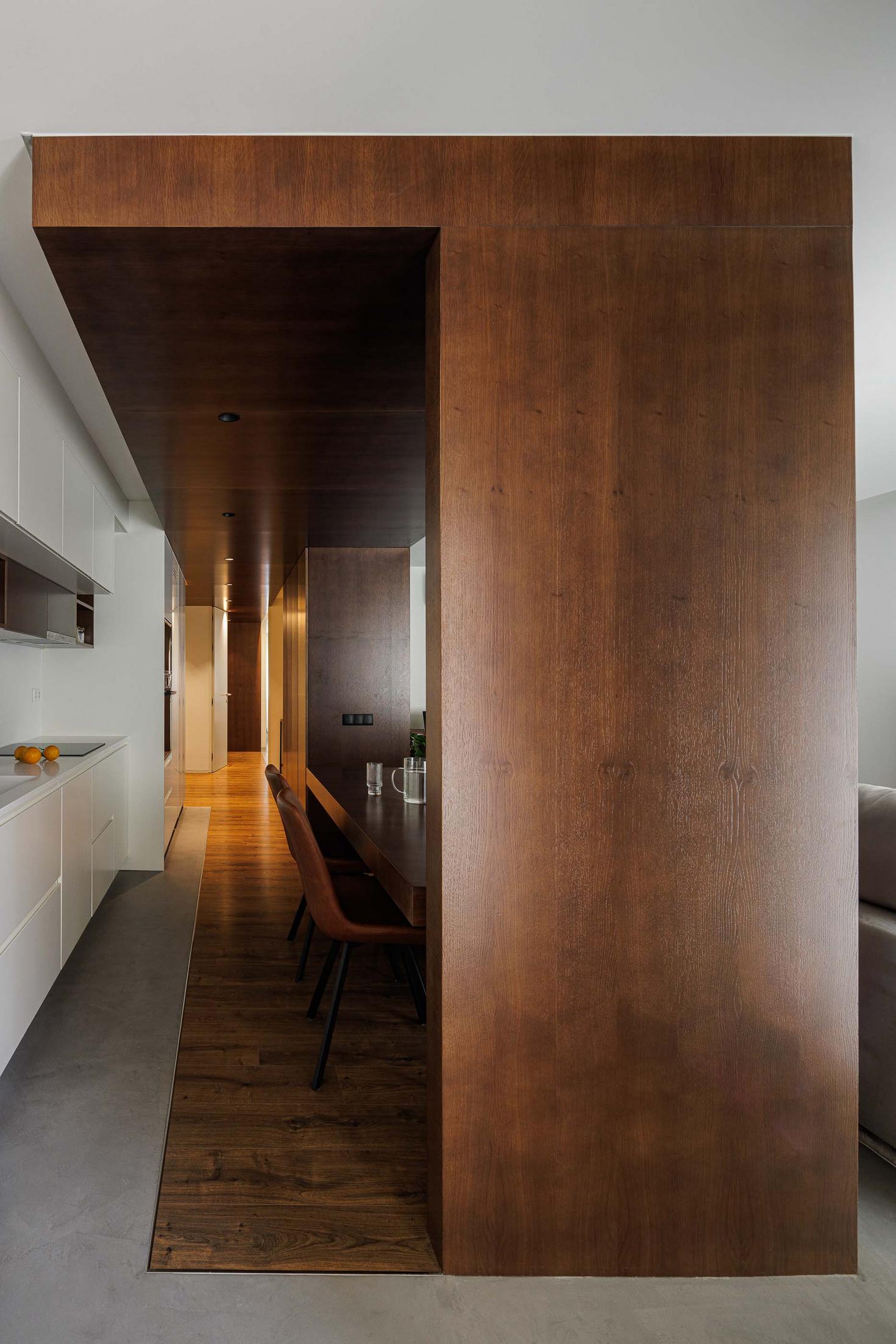 Cozinha/Sala de estar: Pavimento em madeira e cimento. Vista para a cozinha e sala de estar. — APARTAMENTO FP arquitetura ArquitectosRT em Braga