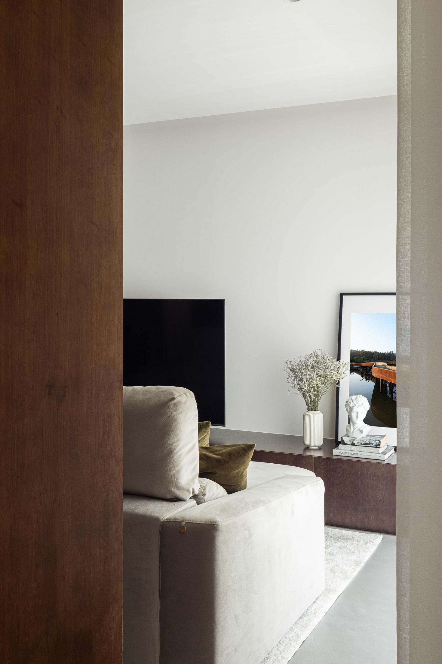 Sala de estar: Sofá branco. Pavimento em cimento com alcatifa. — APARTAMENTO FP arquitetura ArquitectosRT em Braga