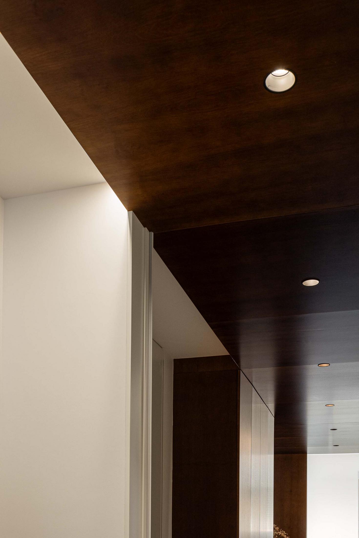 Teto: Detalhe do teto em madeira escura e branco. — APARTAMENTO FP arquitetura ArquitectosRT em Braga