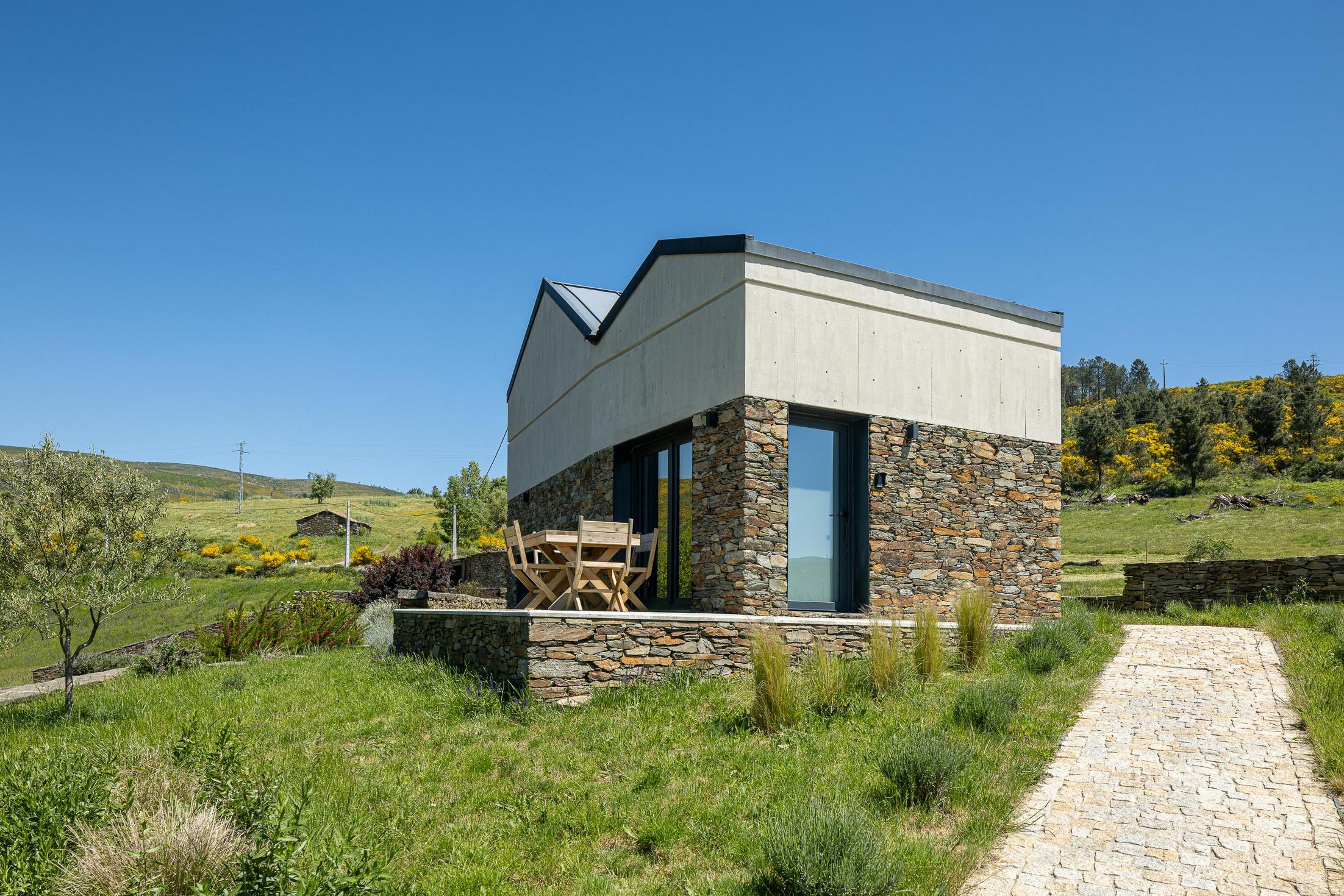Exterior: Zona de refeições exterior com mesa e cadeiras de madeira, e caminho em calçada. — TerraSense Mountain Charm Retreat arquitetura DRK Atelier em Guarda