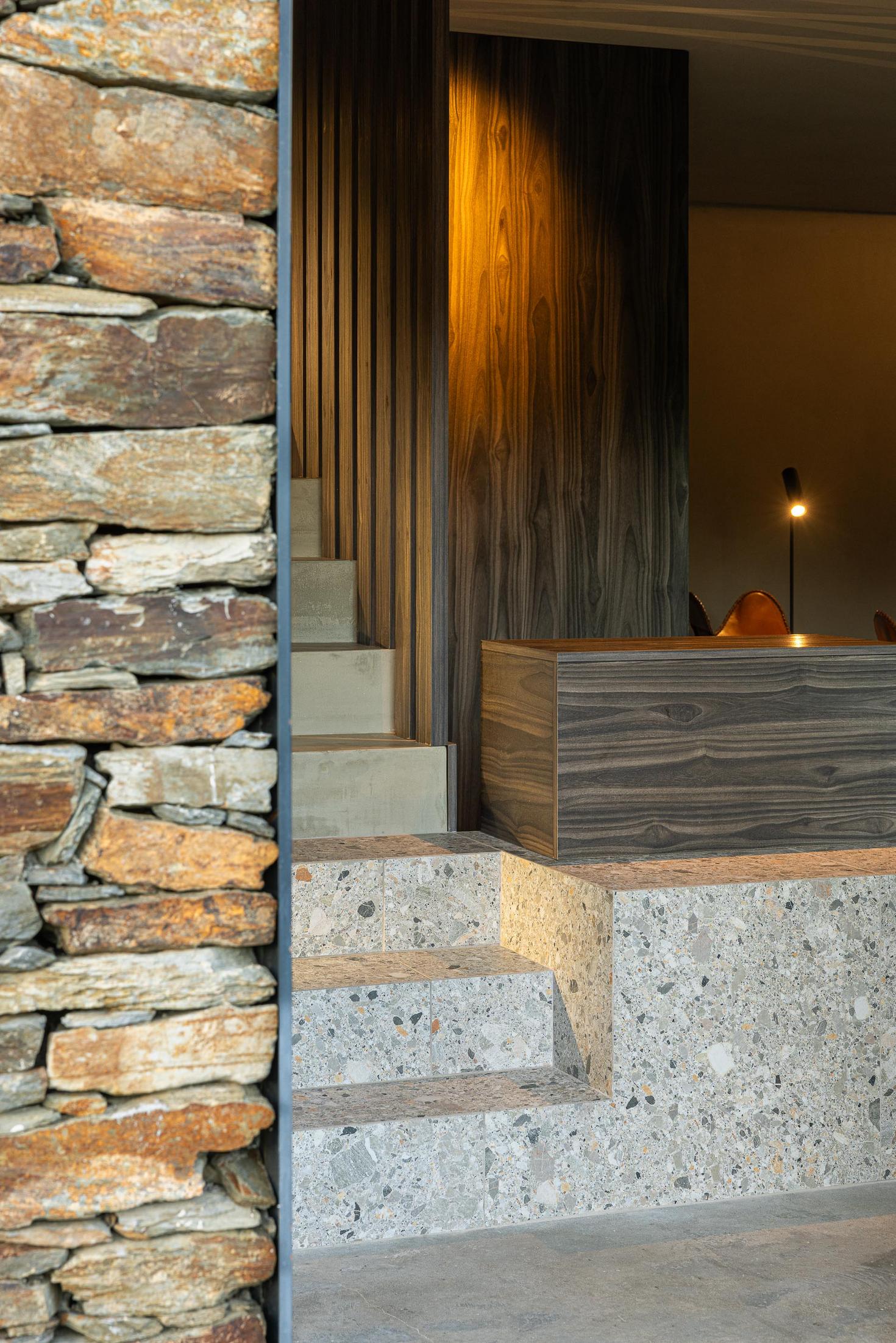 Sala de estar: Sofás claros, lareira moderna e vista para o exterior através de grandes janelas. — TerraSense Mountain Charm Retreat arquitetura DRK Atelier em Guarda