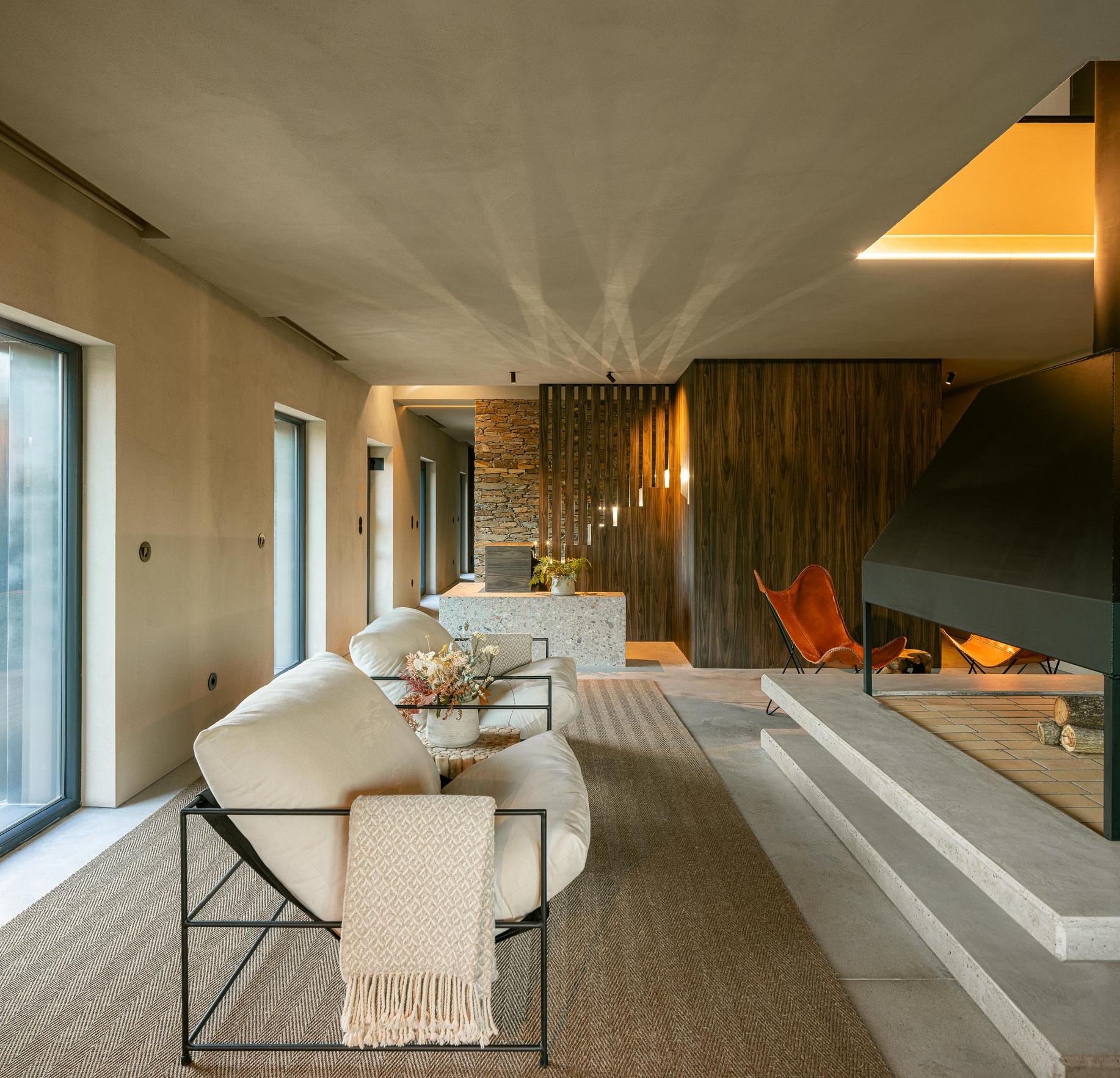 Exterior: Zona de refeições exterior com mesa e cadeiras de madeira, ao entardecer. — TerraSense Mountain Charm Retreat arquitetura DRK Atelier em Guarda