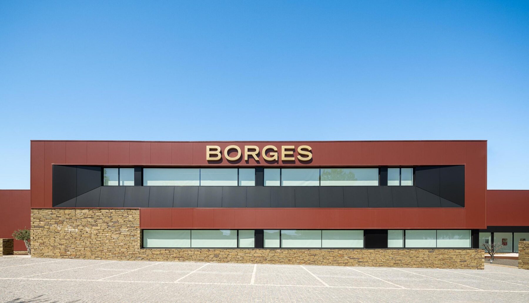 Adega Vinhos Borges . Borges Wine Cellar com arquitetura Em Paralelo e fotografia Ivo Tavares