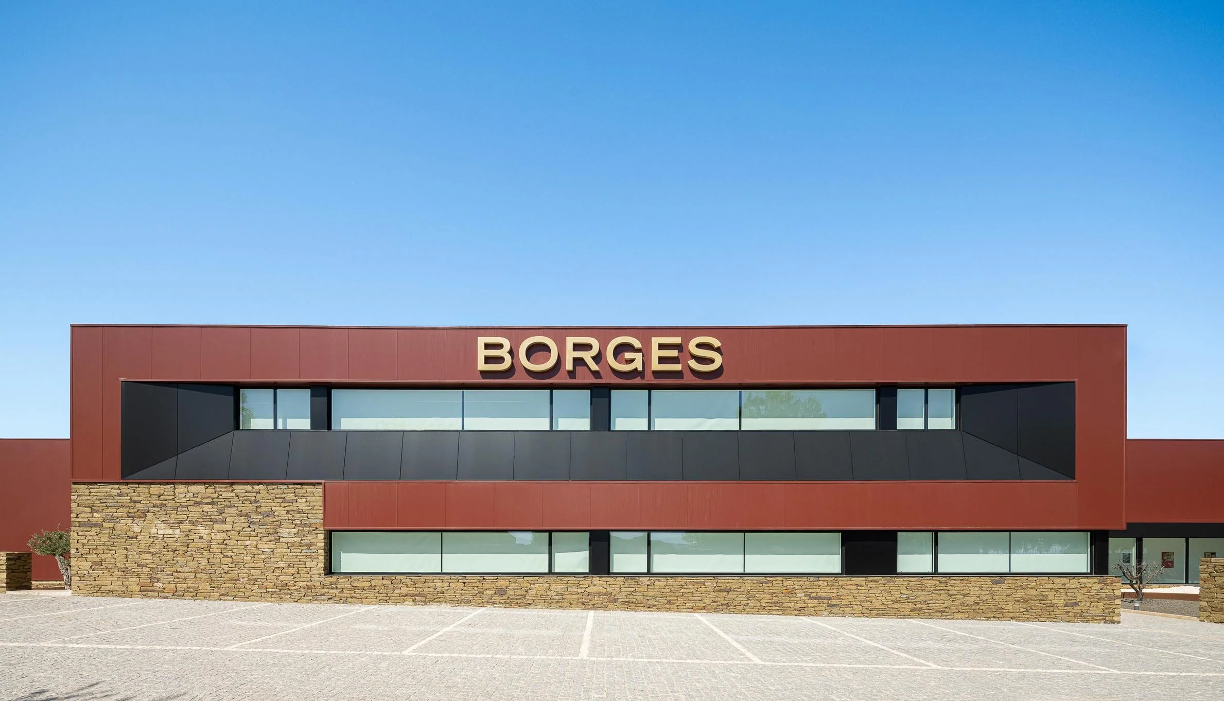 Adega Vinhos Borges . Borges Wine Cellar com arquitetura Em Paralelo e fotografia Ivo Tavares