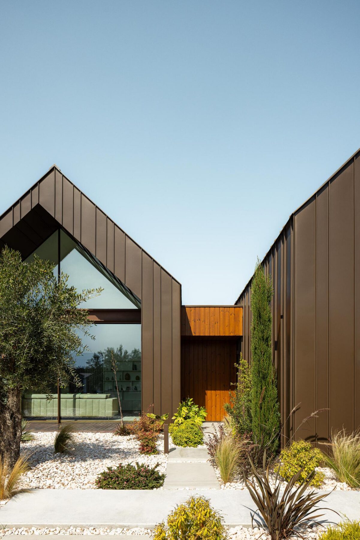 House SM com arquitetura Mário Alves Arquitetura e fotografia Ivo Tavares