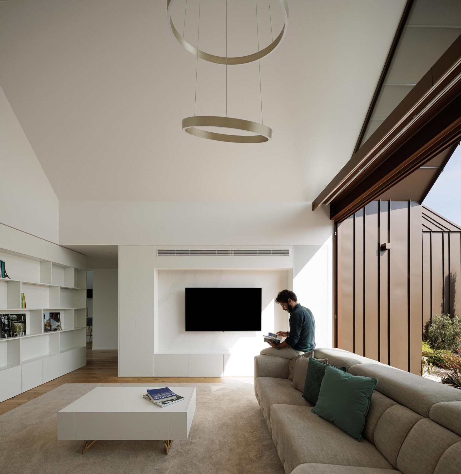 House SM com arquitetura Mário Alves Arquitetura e fotografia Ivo Tavares