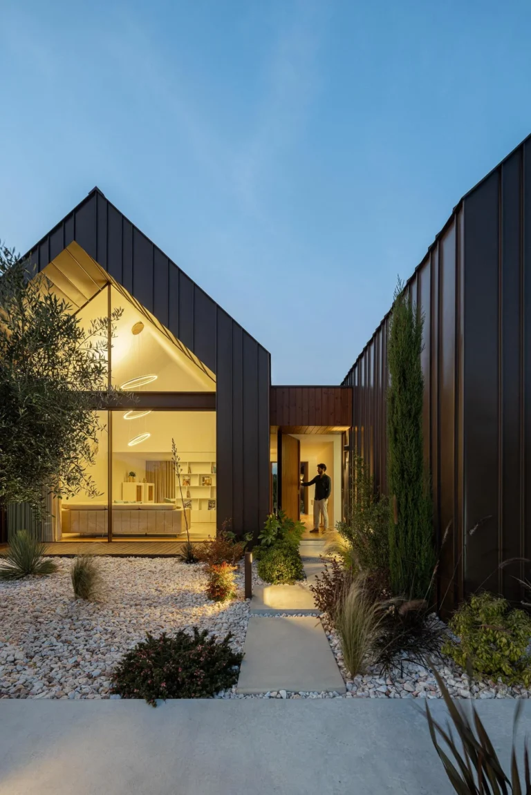 Entrada: Vista da entrada iluminada com candeeiros circulares na sala de estar. &mdash; House SM arquitetura M&aacute;rio Alves Arquitecto em &Iacute;lhavo