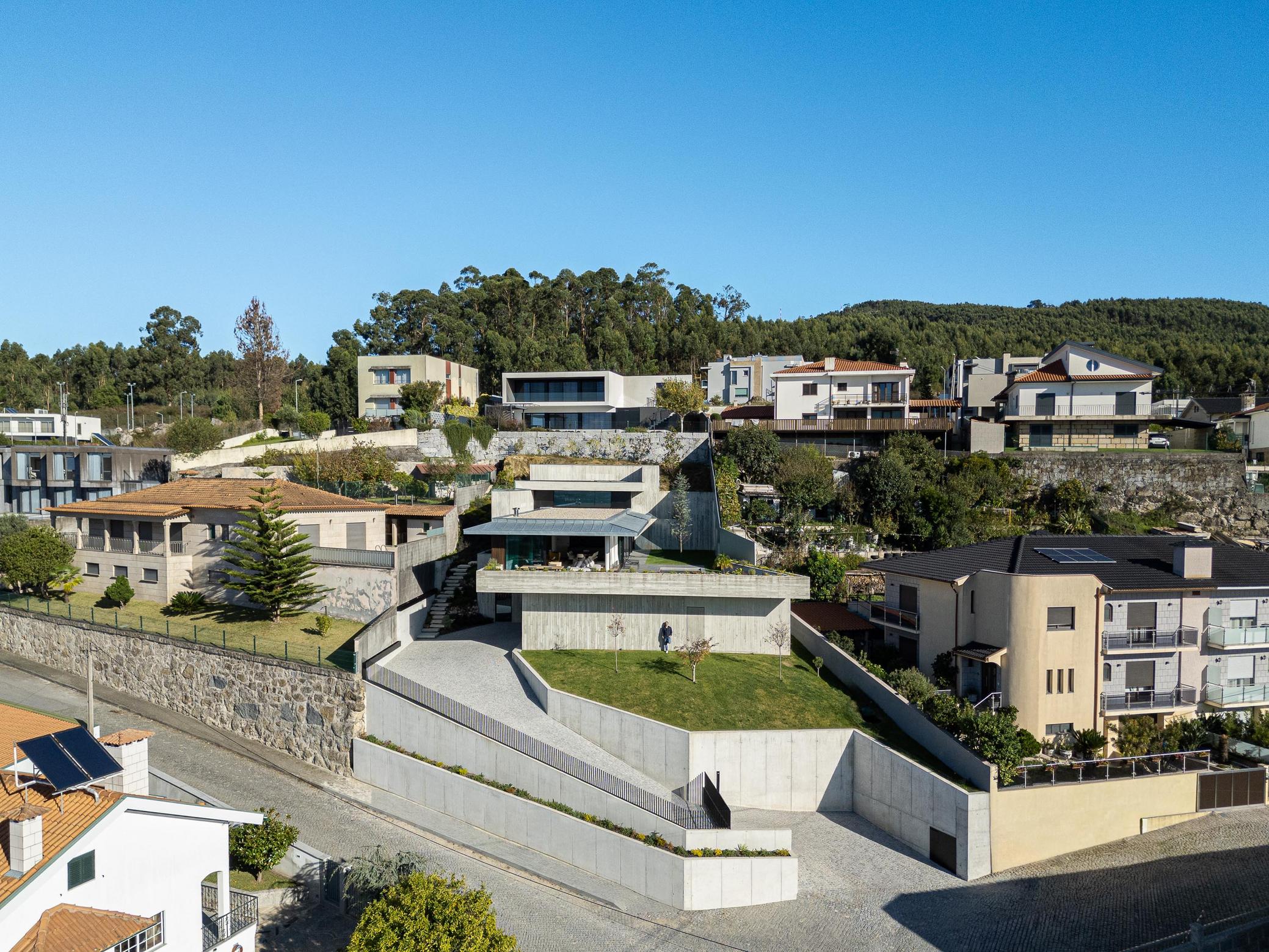 Aqui estão os alt texts descritivos para cada imagem, seguindo as tuas instruções:. — CASA A arquitetura L2C Arquitetura em Braga