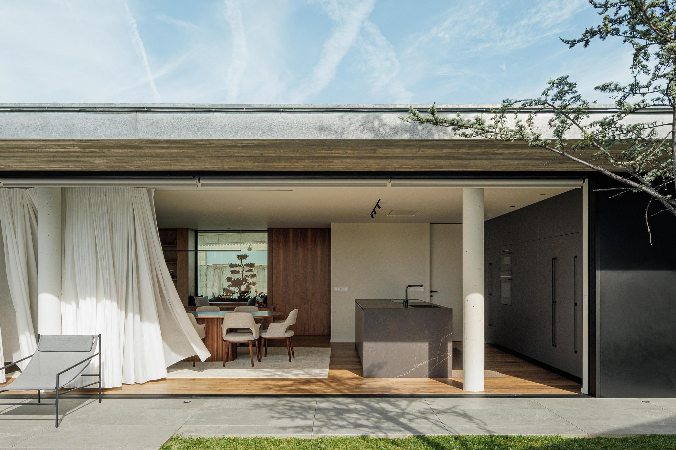 Exterior: Alpendre com pavimento cerâmico, piscina, sala de estar com sofás e mesa de jantar. — CASA A arquitetura L2C Arquitetura em Braga