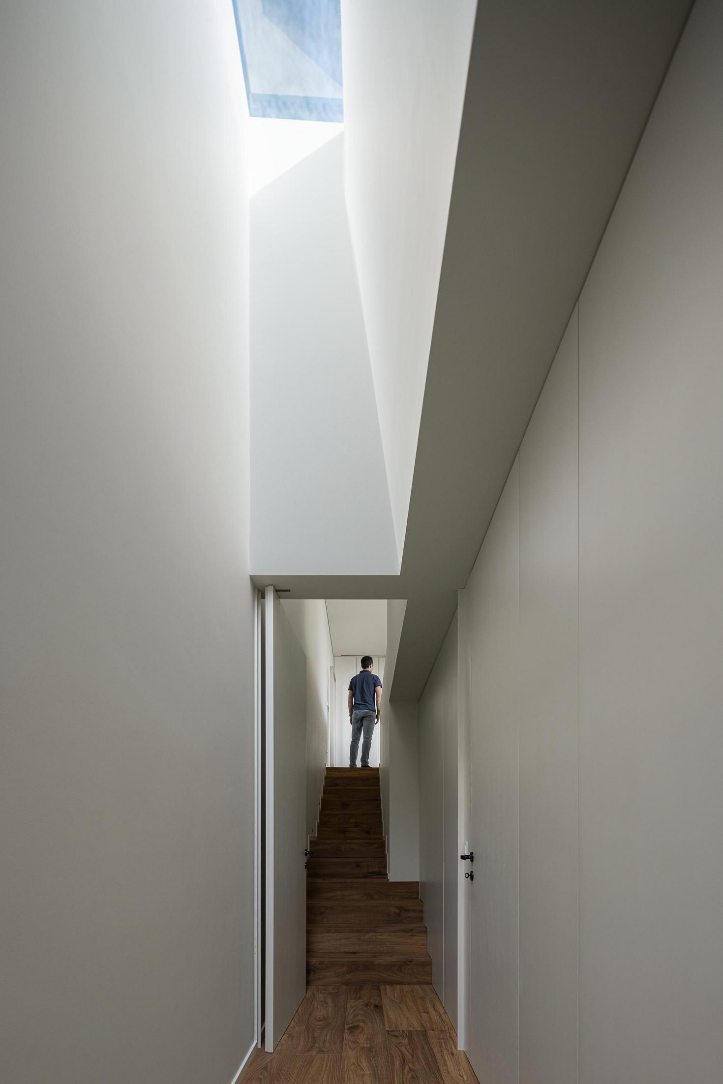 Exterior: Alpendre com cadeiras de exterior, piscina e vista panorâmica sobre a cidade. — CASA A arquitetura L2C Arquitetura em Braga