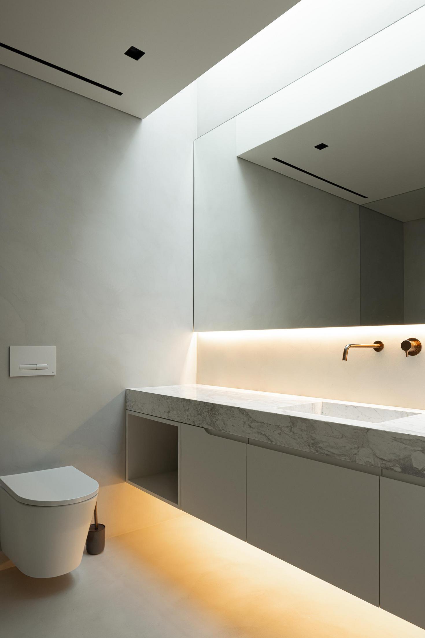 Corredor: Escadas em madeira com paredes brancas e iluminação zenital. — CASA A arquitetura L2C Arquitetura em Braga