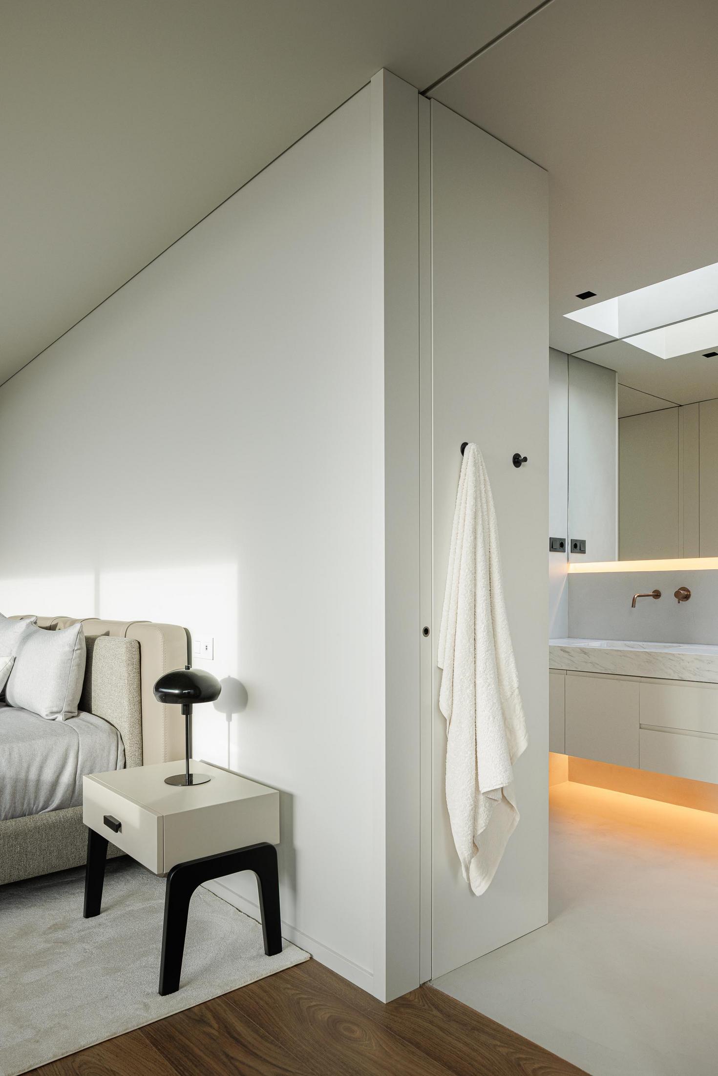 Casa de banho: Vista geral da casa de banho com duche, lavatório duplo e sanita suspensa. — CASA A arquitetura L2C Arquitetura em Braga