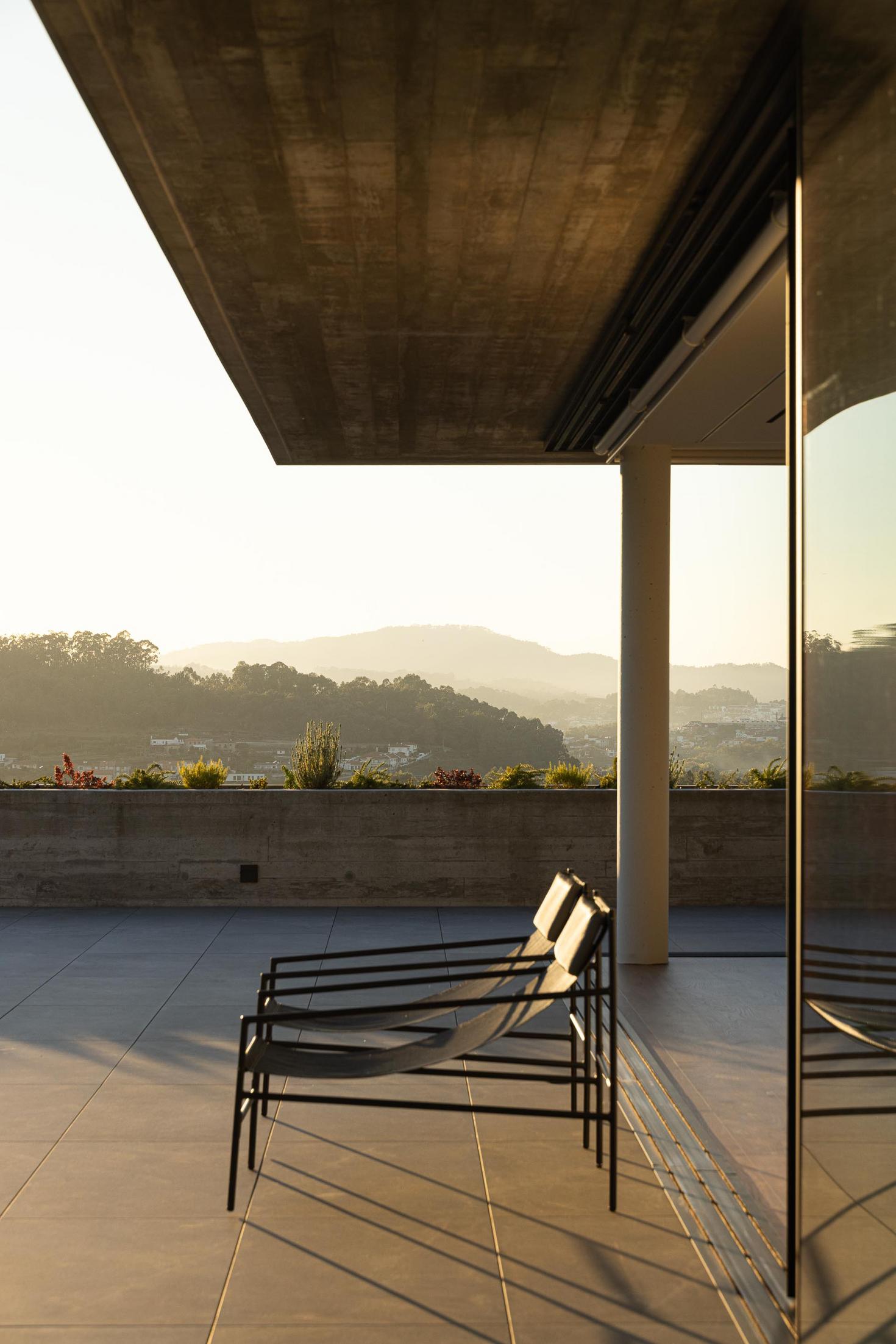 Corredor/Adega: Adega climatizada com garrafas de vinho e corredor com escadas em madeira. — CASA A arquitetura L2C Arquitetura em Braga