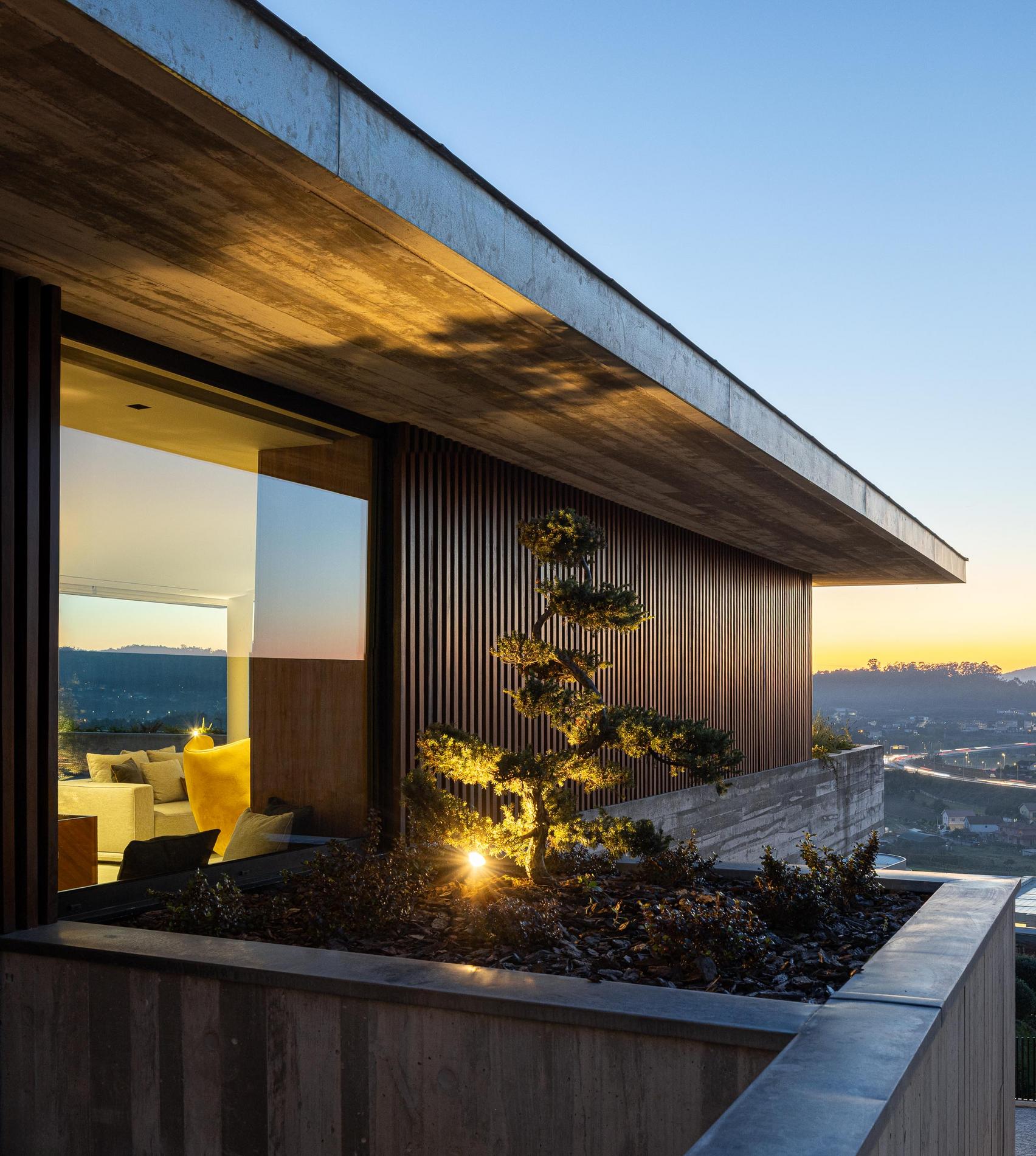 Exterior: Escadas de acesso à casa com iluminação embutida e fachada em betão aparente. — CASA A arquitetura L2C Arquitetura em Braga