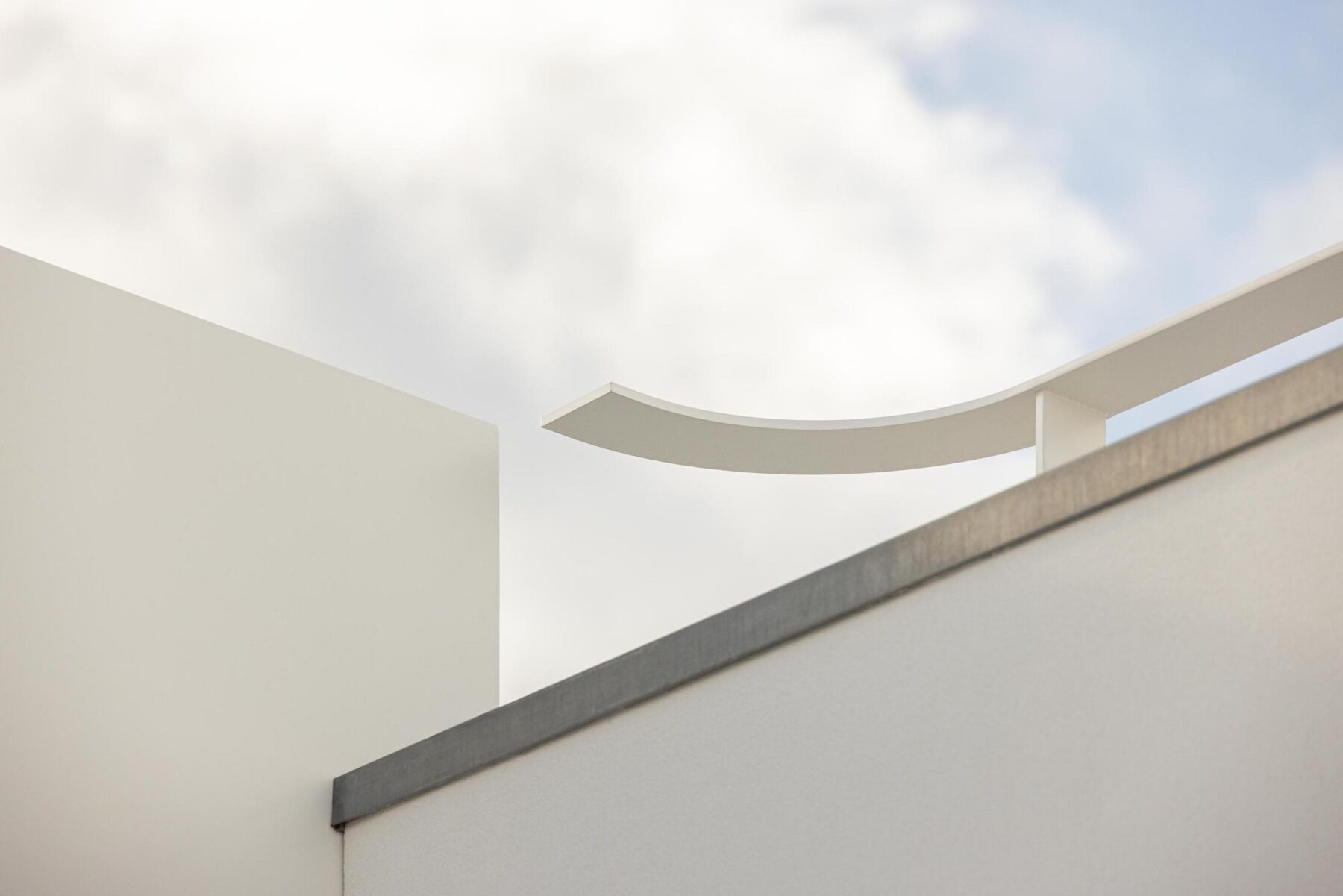 Detalhe arquitetónico: Pormenor da escada em espiral e guarda corpo branco. — WEST CLIFFS D45 arquitetura ARX Portugal - Arquitectos em Óbidos