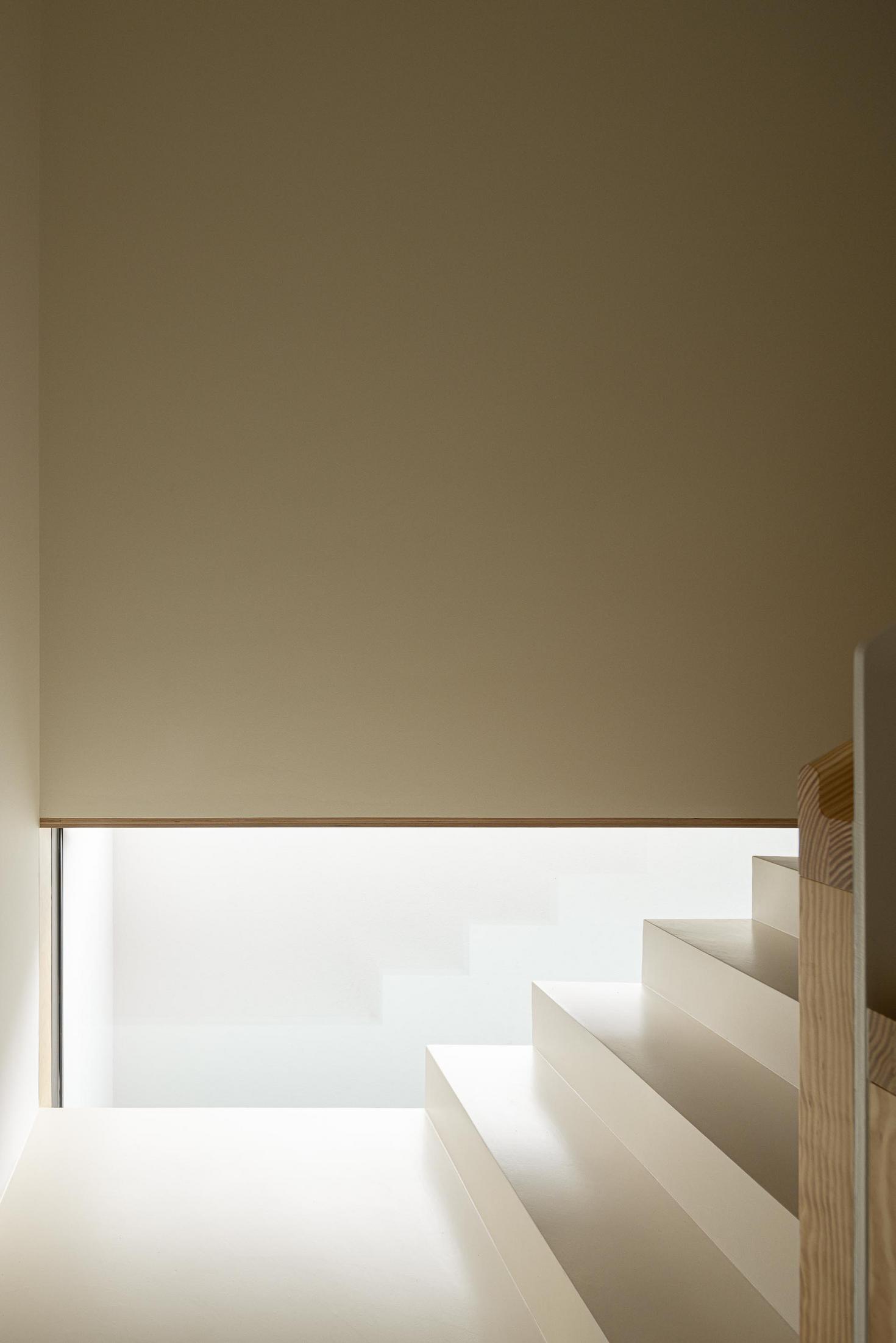 Escadaria: Degraus da escada com corrimão em madeira e janela ao fundo. — WEST CLIFFS D45 arquitetura ARX Portugal - Arquitectos em Óbidos