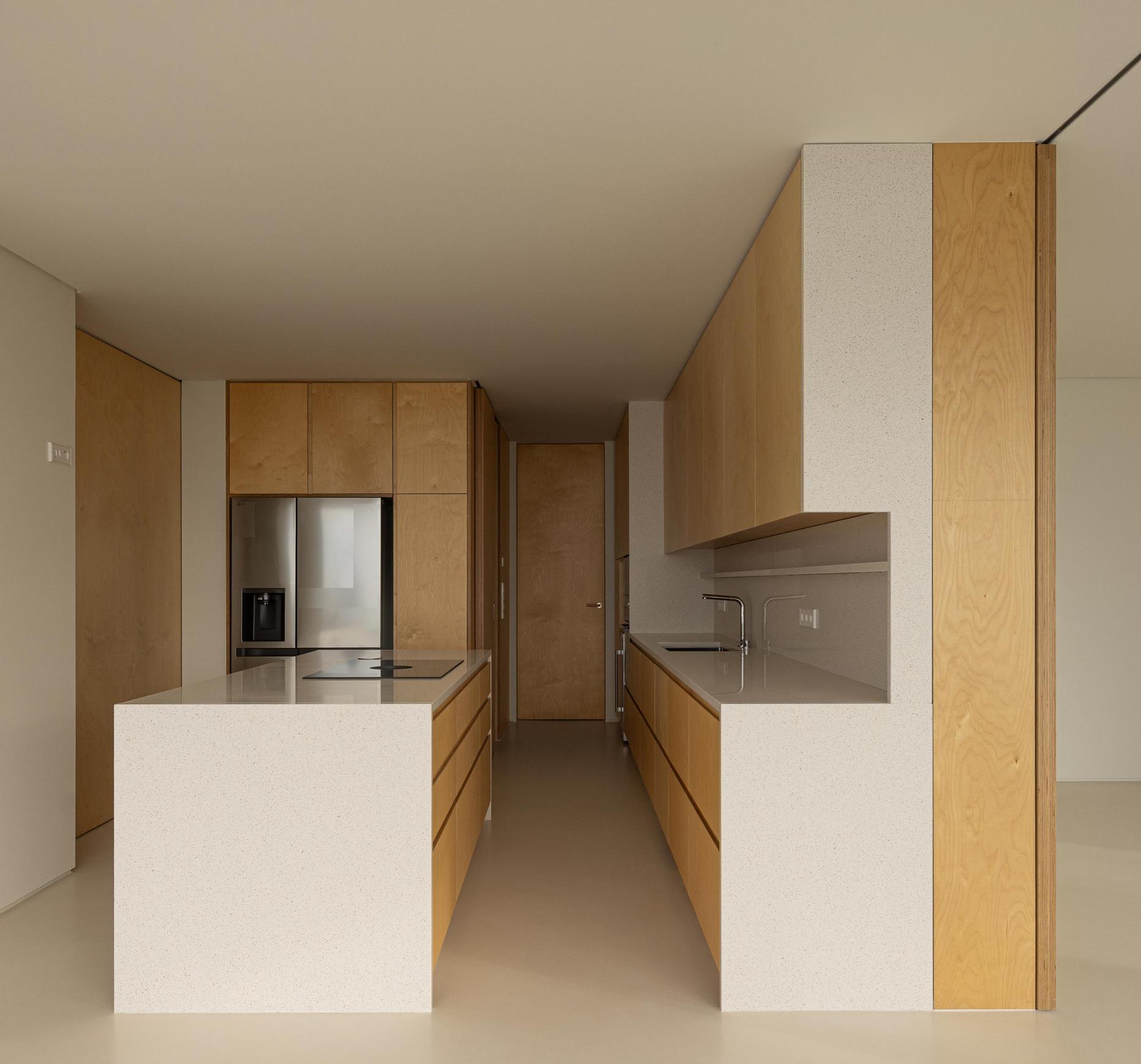 Cozinha: Cozinha moderna com armários em madeira clara e bancada em pedra. — WEST CLIFFS D45 arquitetura ARX Portugal - Arquitectos em Óbidos