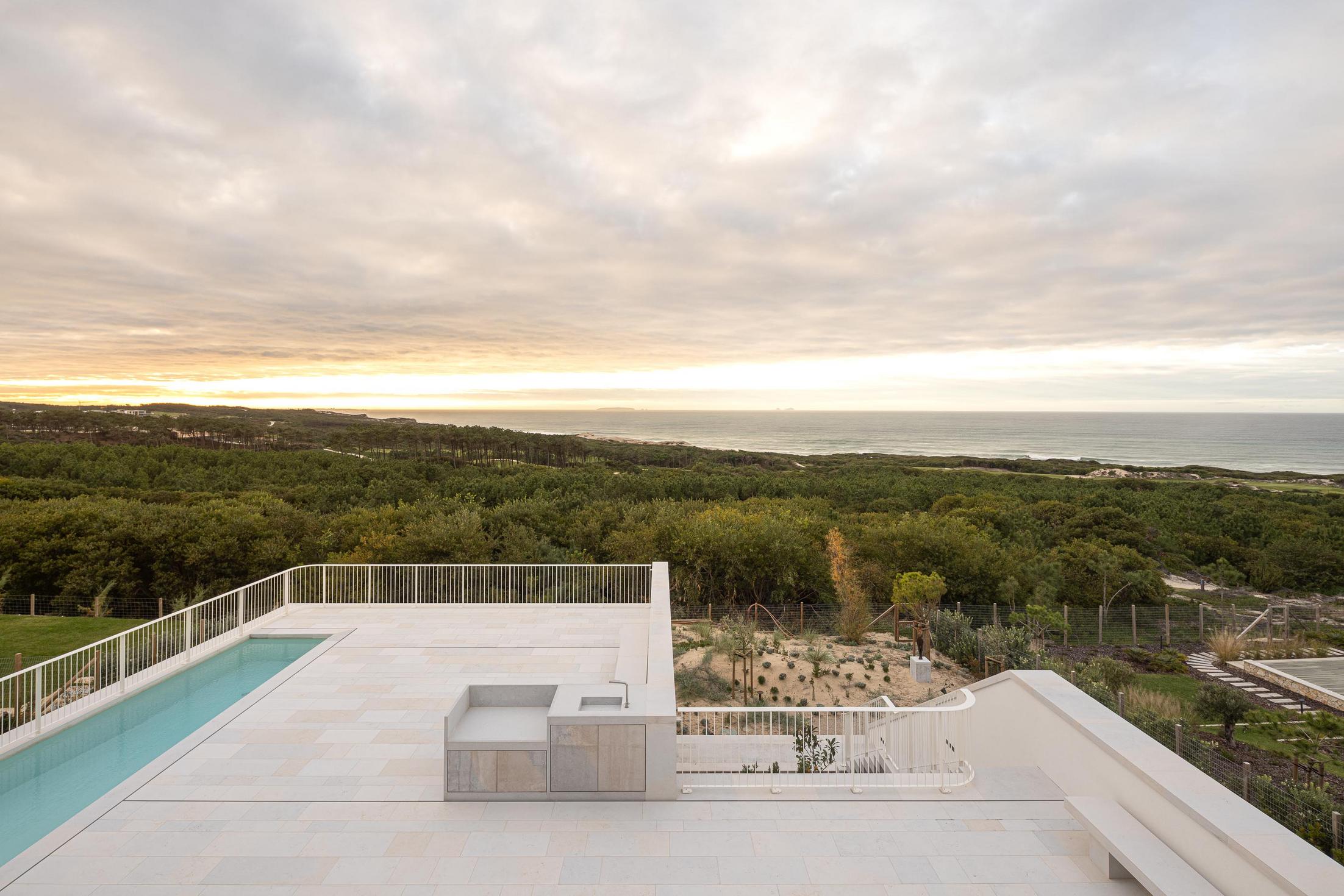 Vista panorâmica: Vista do terraço com piscina, vegetação e oceano ao fundo. — WEST CLIFFS D45 arquitetura ARX Portugal - Arquitectos em Óbidos