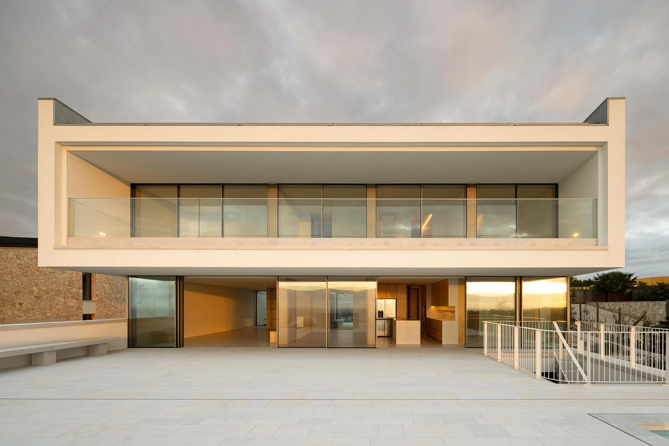 Fachada posterior: Vista da fachada posterior com terra&ccedil;o, piscina e grandes janelas. &mdash; WEST CLIFFS D45 arquitetura ARX Portugal - Arquitectos em &Oacute;bidos
