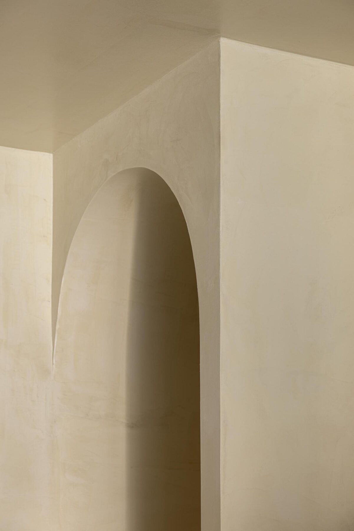 Detalhe: Canto com arco em parede estucada, mostrando a textura do material. — Cervejaria Vává - Requalificação arquitetura Rethorica Studio em Lisboa