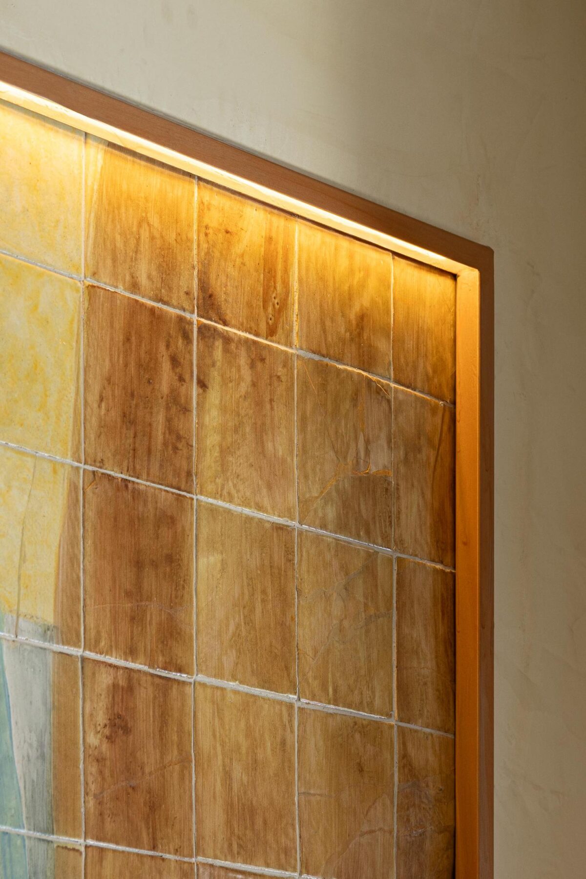 Detalhe: Pormenor do painel do balcão em pedra clara com o nome "Vá-Vá Cervejaria". — Cervejaria Vává - Requalificação arquitetura Rethorica Studio em Lisboa