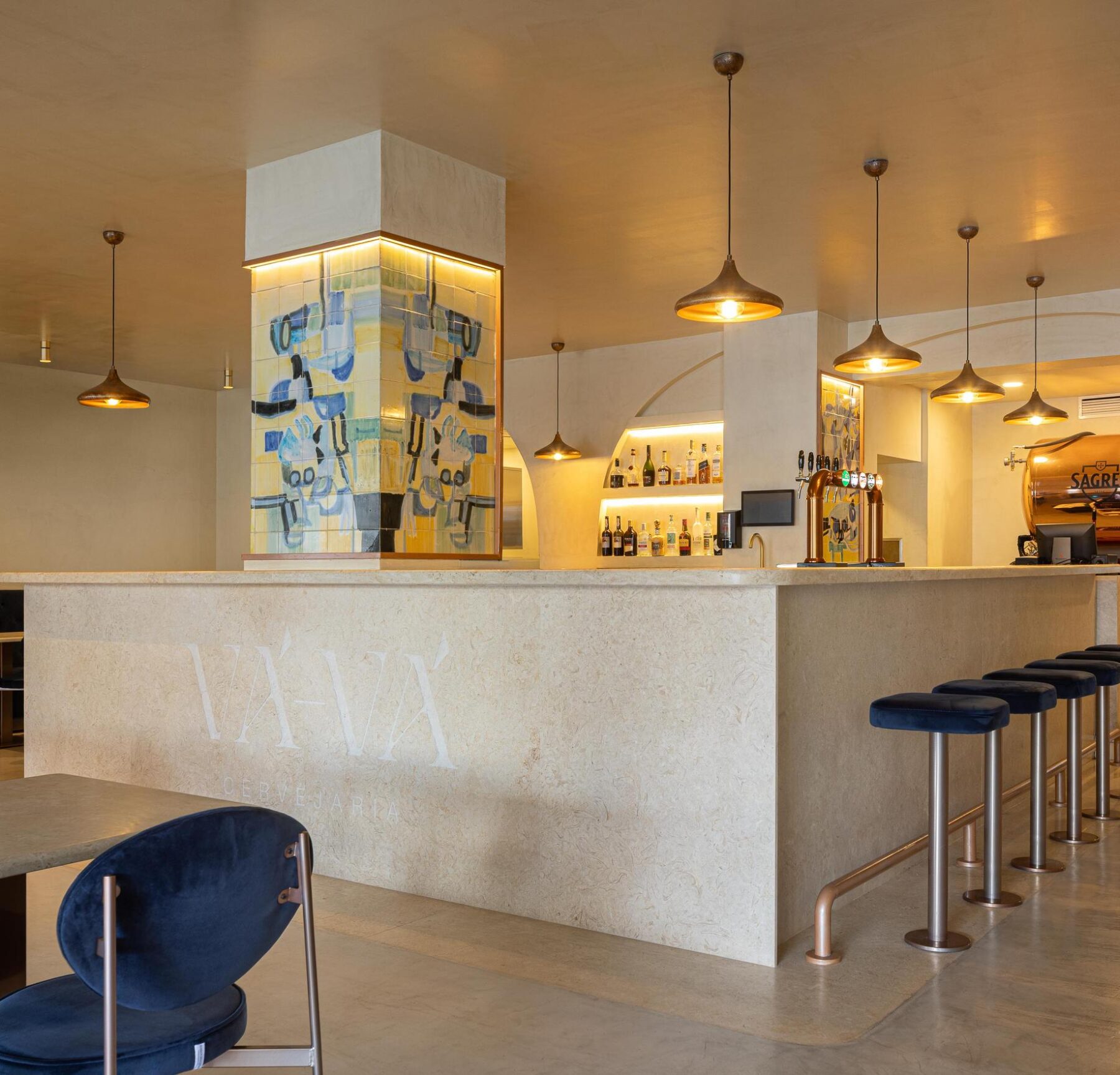 Detalhe: Base do balcão em pedra clara, mostrando a textura do material. — Cervejaria Vává - Requalificação arquitetura Rethorica Studio em Lisboa