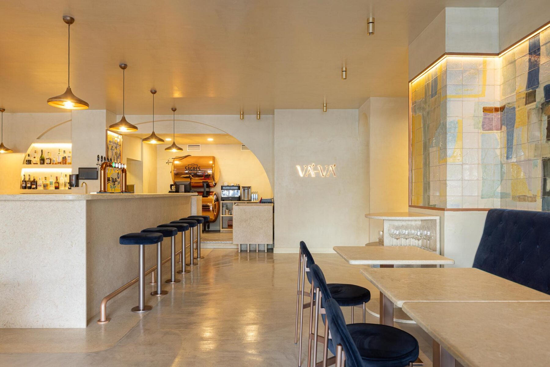 Talho: Arcos, balcão em pedra clara com marisco exposto e balança. — Cervejaria Vává - Requalificação arquitetura Rethorica Studio em Lisboa