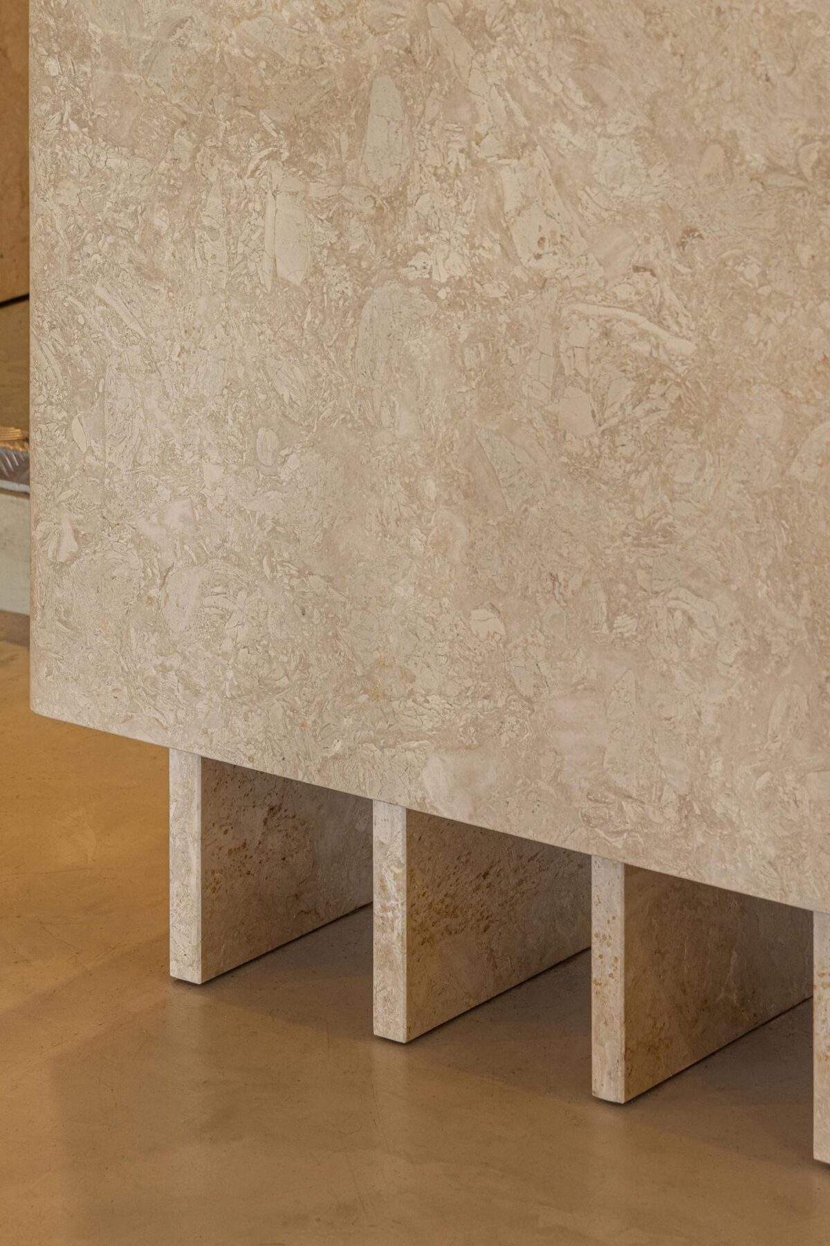 Detalhe: Arco em parede estucada, com candeeiro embutido. — Cervejaria Vává - Requalificação arquitetura Rethorica Studio em Lisboa