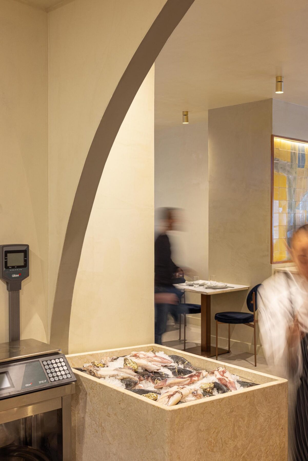 Detalhe: Painel de azulejos com iluminação embutida. — Cervejaria Vává - Requalificação arquitetura Rethorica Studio em Lisboa