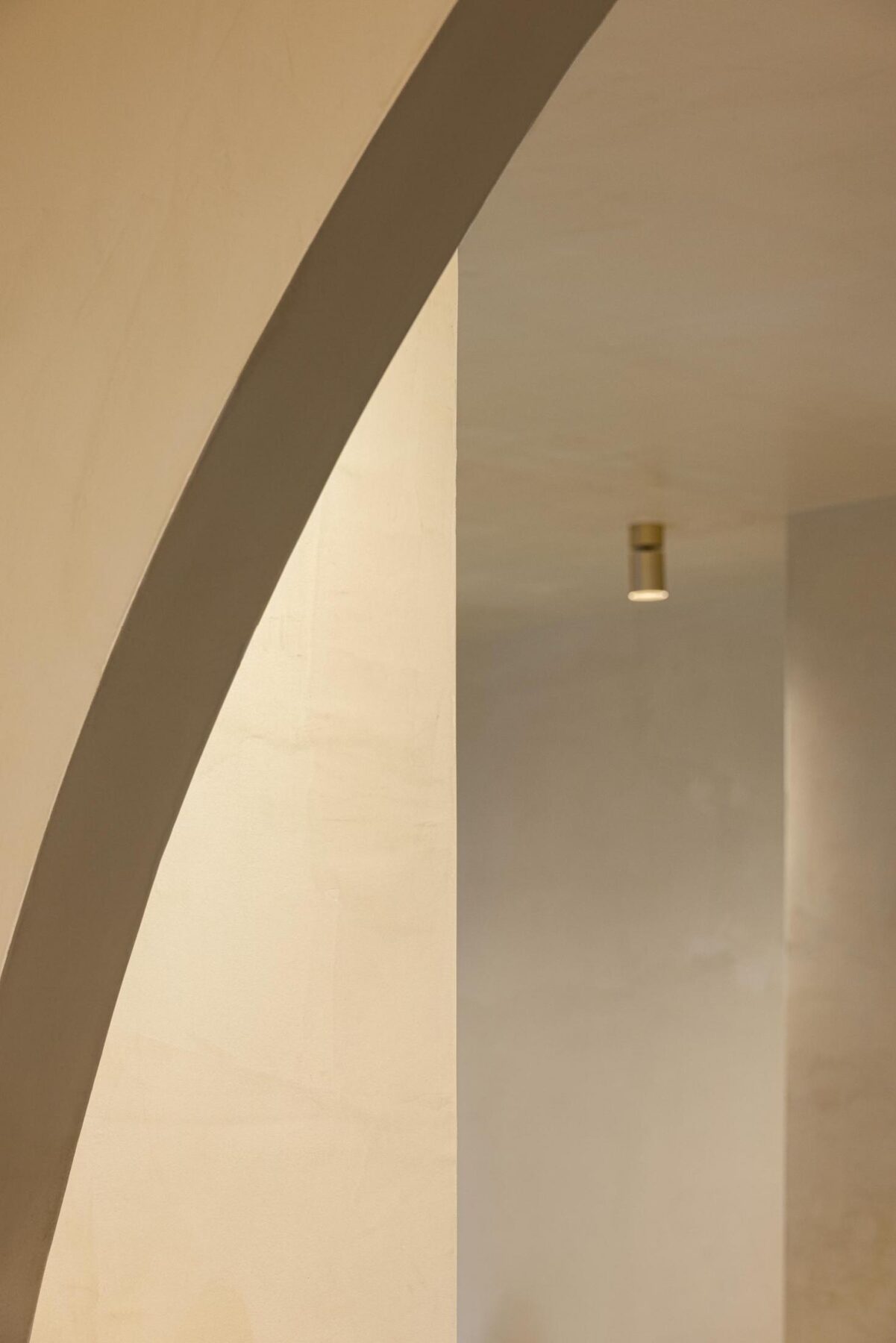 Salão: Balcão em pedra clara com bancos altos de veludo azul e candeeiros suspensos. — Cervejaria Vává - Requalificação arquitetura Rethorica Studio em Lisboa