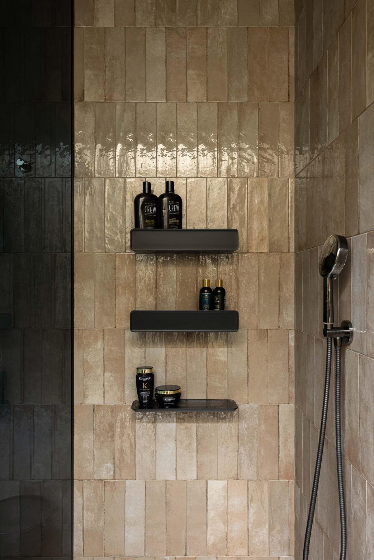 Detalhe do duche com prateleiras embutidas e revestimento em azulejo bege. — Mimosa House arquitetura Pedro Henrique Arquitecto em Esmoriz