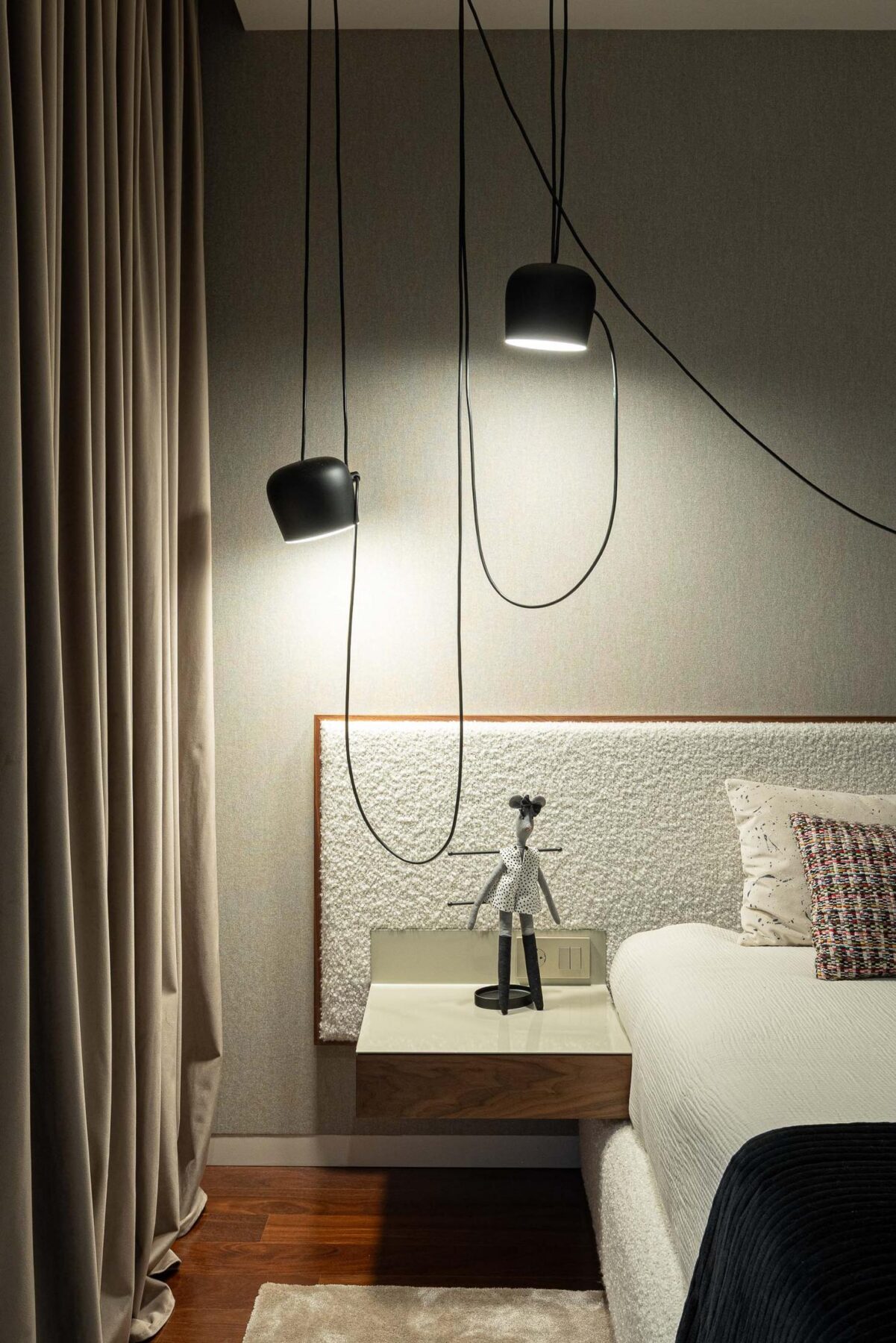Detalhe do quarto com candeeiros suspensos, mesa de cabeceira e cabeceira estofada. — Mimosa House arquitetura Pedro Henrique Arquitecto em Esmoriz