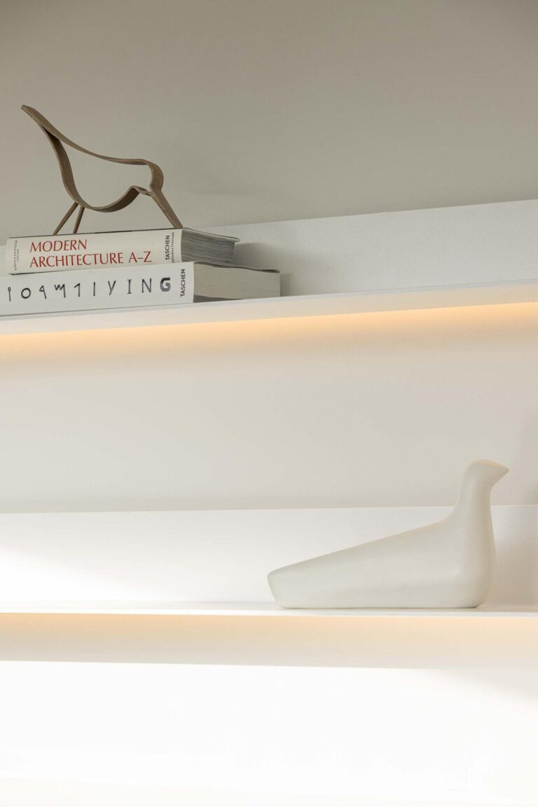 Cozinha: Detalhe de prateleiras brancas com iluminação embutida e objetos decorativos minimalistas. — Beira Mar II arquitetura Paulo Martins Arquitectura e Design em Aveiro