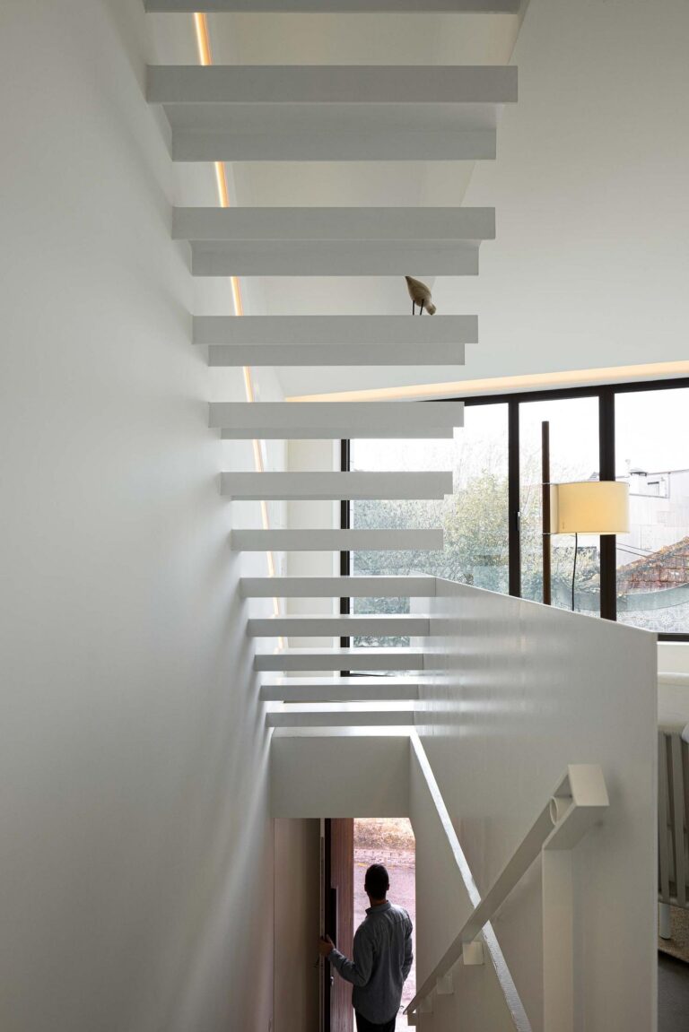 Escadas: Escadas flutuantes brancas com iluminação embutida e vista para o exterior. — Beira Mar II arquitetura Paulo Martins Arquitectura e Design em Aveiro