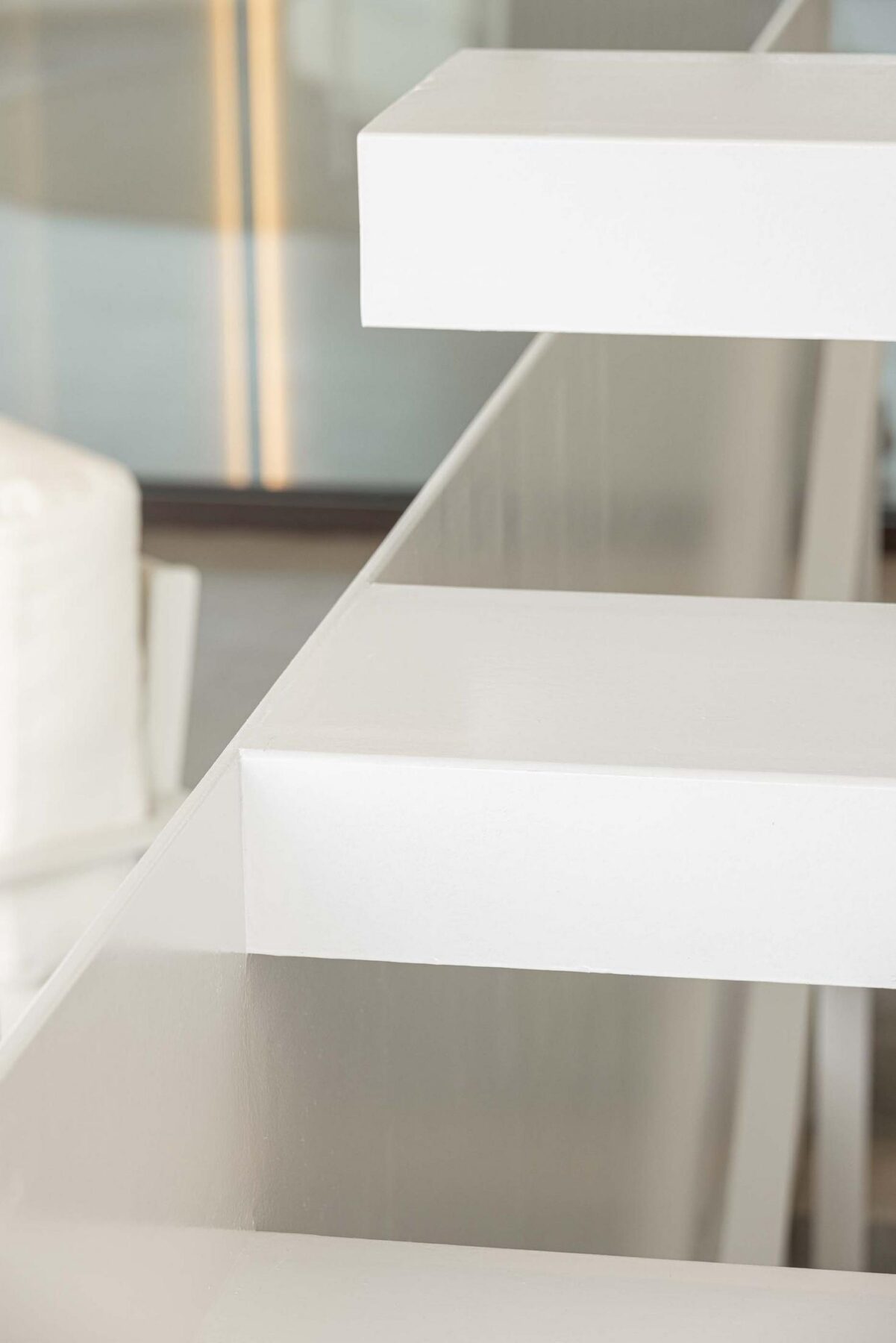 Escadas: Close-up das escadas flutuantes brancas, mostrando a sua estrutura e design minimalista. — Beira Mar II arquitetura Paulo Martins Arquitectura e Design em Aveiro