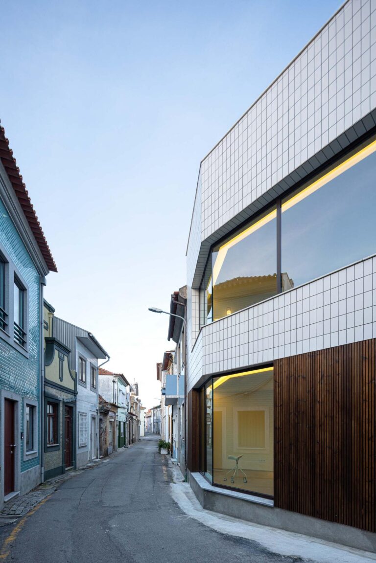 Fachada: Vista da fachada moderna com revestimento cerâmico branco e madeira escura na rua. — Beira Mar II arquitetura Paulo Martins Arquitectura e Design em Aveiro