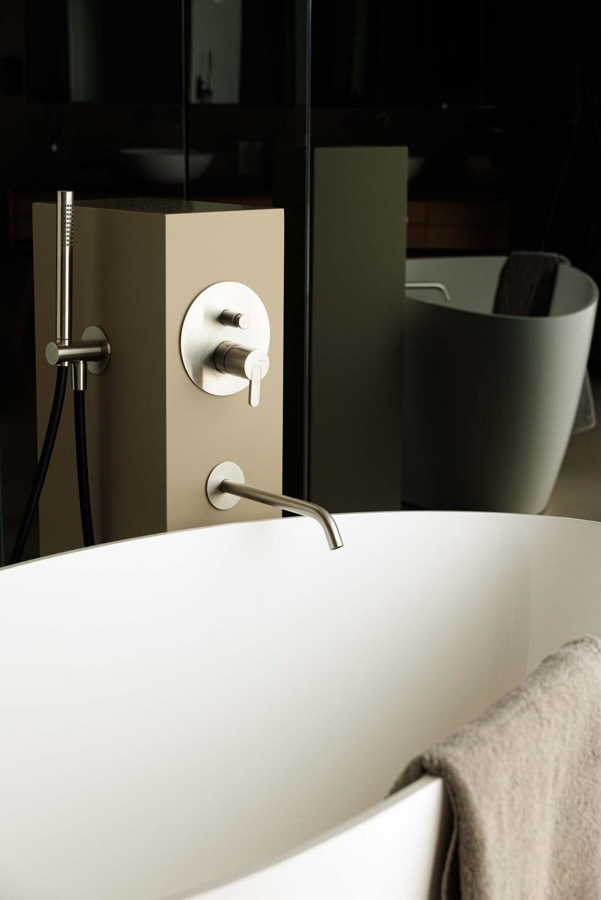 Casa de banho: Detalhe da torneira e chuveiro junto à banheira branca. — Assembleia da Granja arquitetura Lousinha Arquitectos em Vila Nova de Gaia